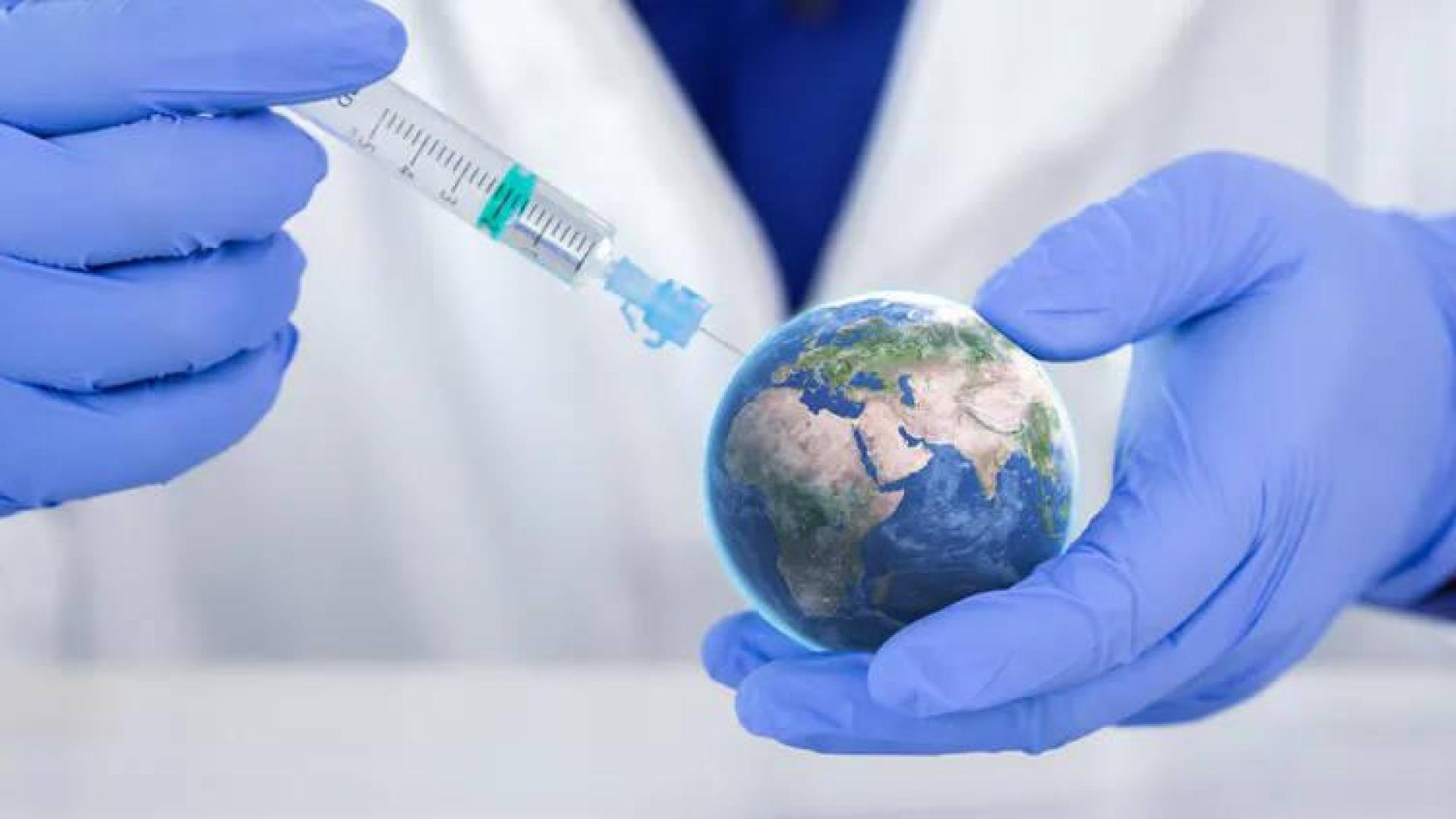 Simulación de un sanitario inyectando una vacuna a la Tierra.