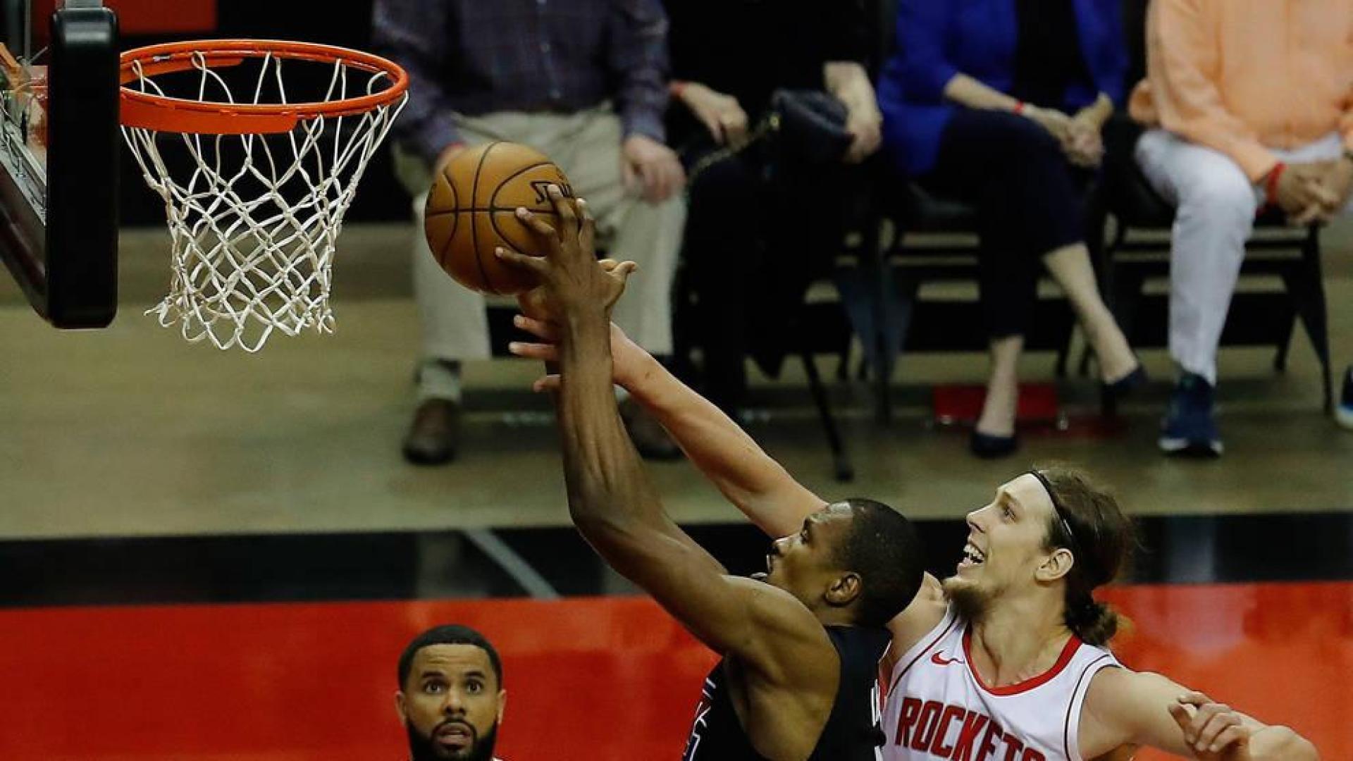Serge Ibaka entra a canasta ante la oposición de Kelly Olynyk.