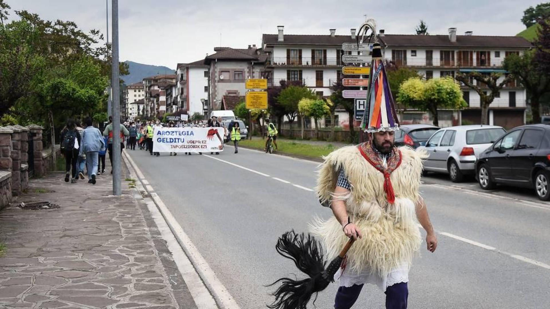 Varios miles de personas marchan contra el proyecto Aroztegia