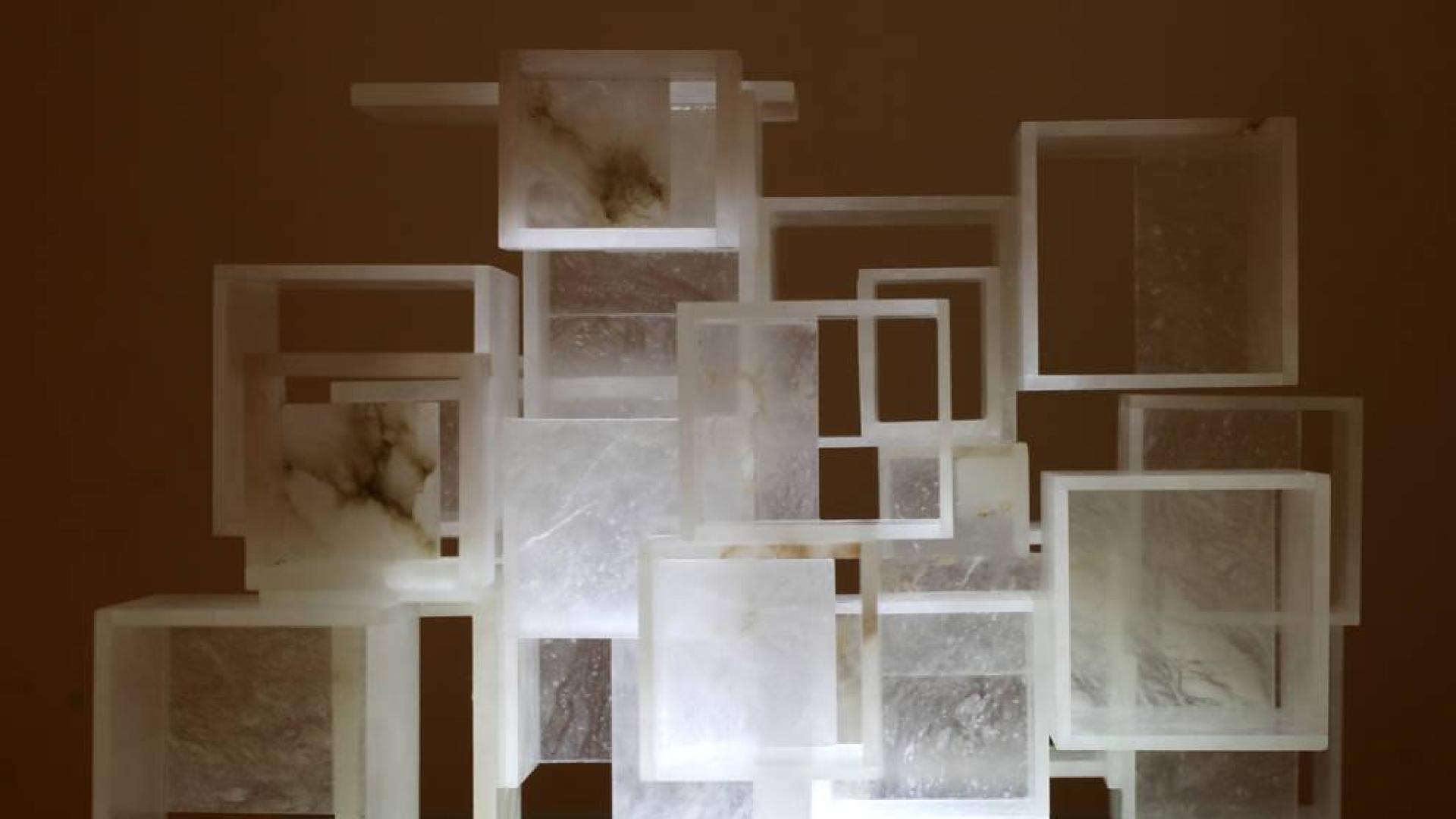 Un juego de formas con alabastro y madera