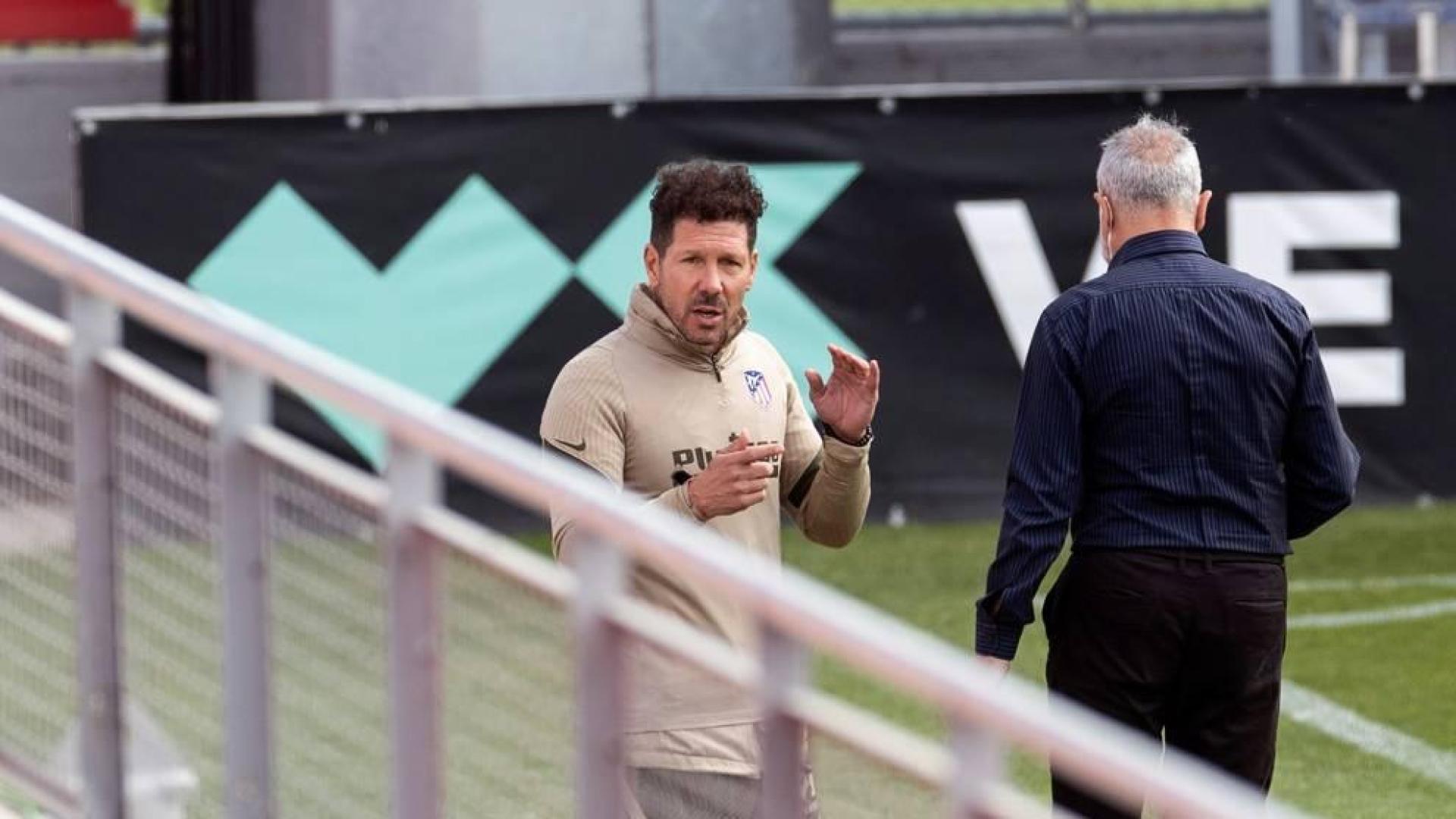 El técnico del Atlético de Madrid, Diego Pablo Simeone, durante el entrenamiento del equipo de este sábado en la Ciudad deportiva Wanda en Majadahonda.