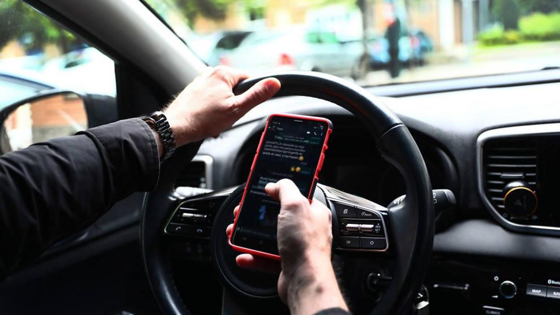 La policía investiga el uso del móvil en la mayoría de accidentes graves en Navarra