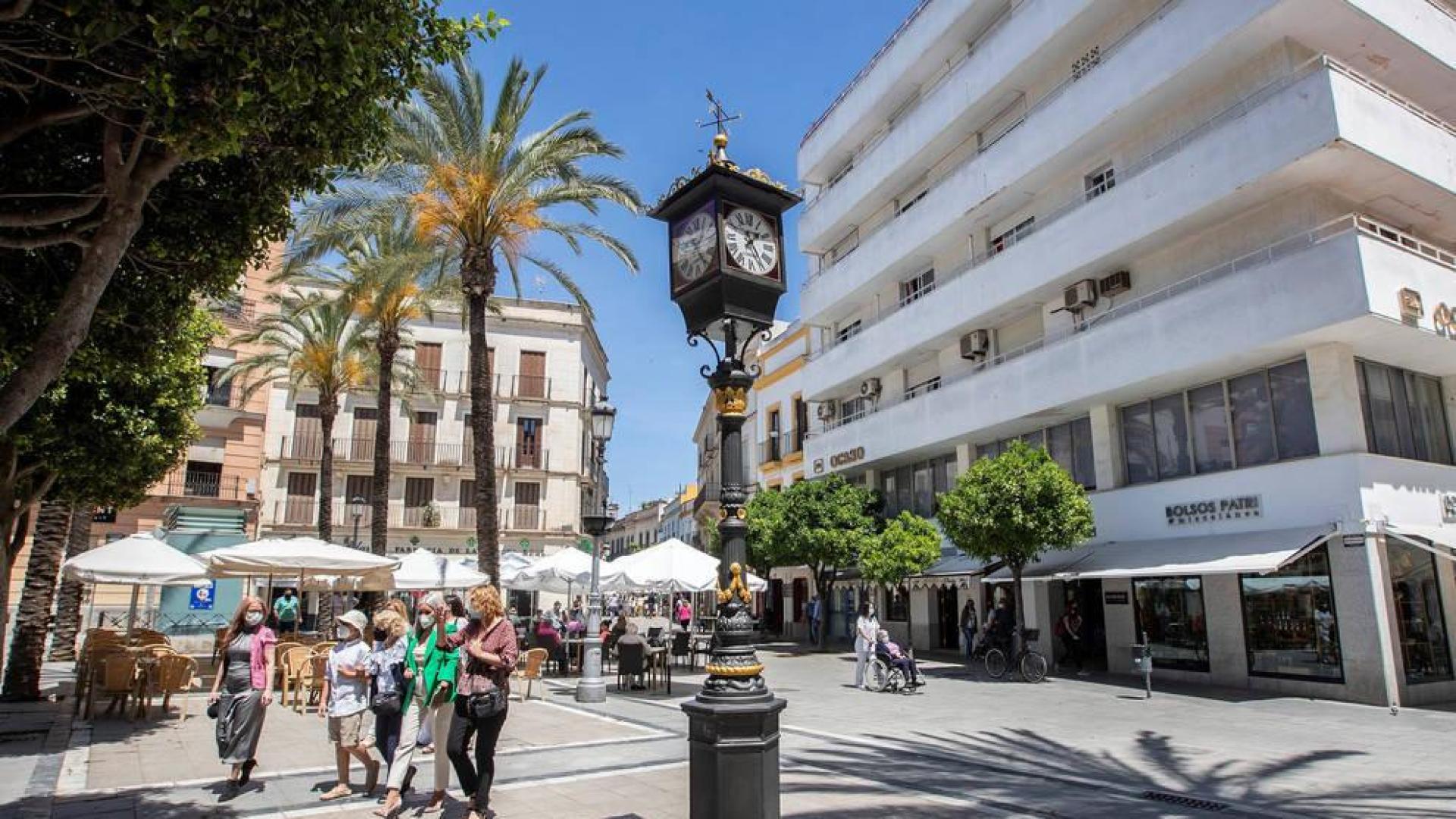 El primer reloj farola de España, de 1853, en Jerez de la Frontera.