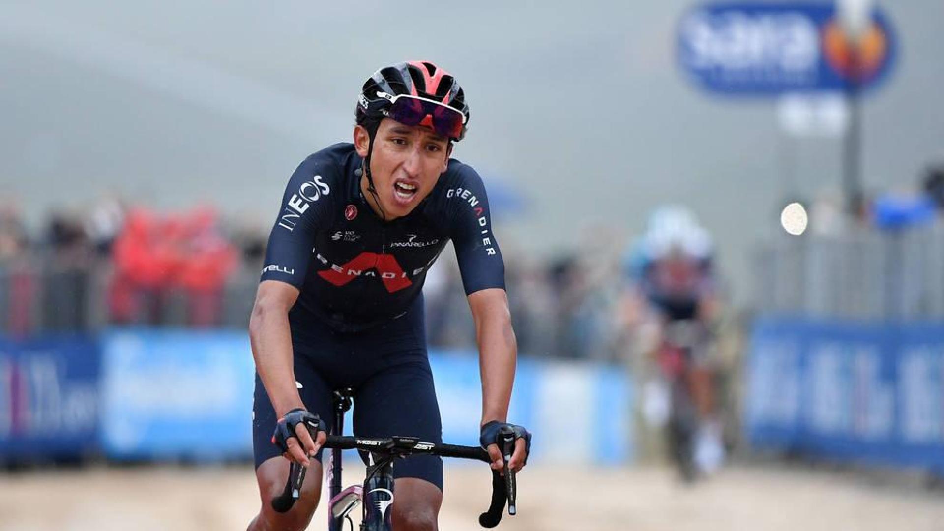 Egan Bernal sorprende en el 'sterrato' y se viste de rosa