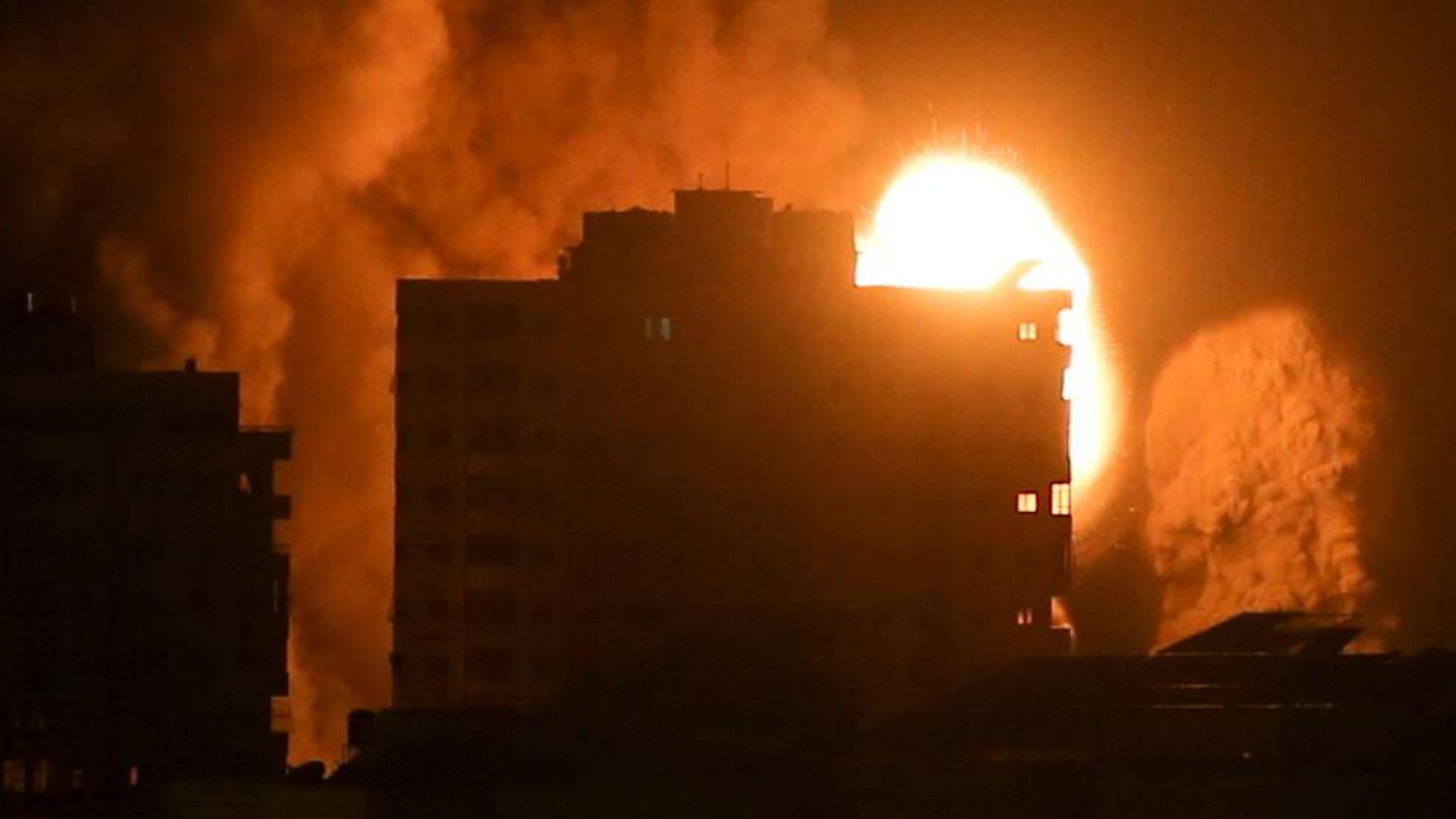 Una explosión en un edificio de la ciudad de Gaza tras un ataque israelí.