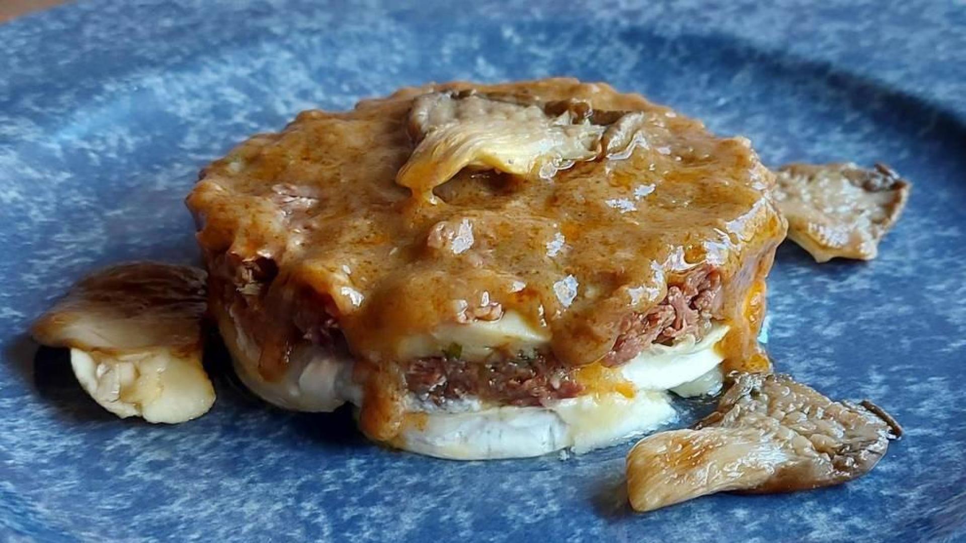 Imagen del plato de ternera en salsa con queso de cabra y setas.