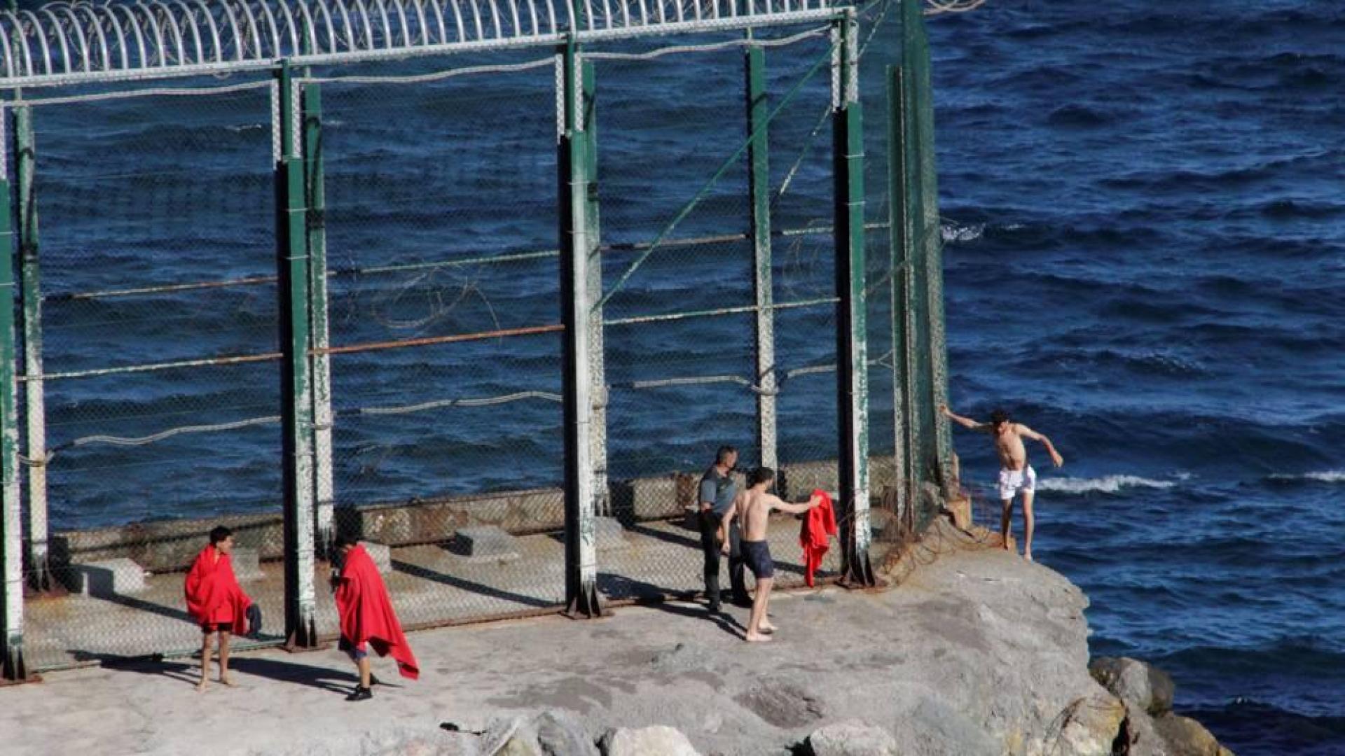 Uno de los grupos de marroquíes, entre ellos tres menores, que han sorteado el espigón.