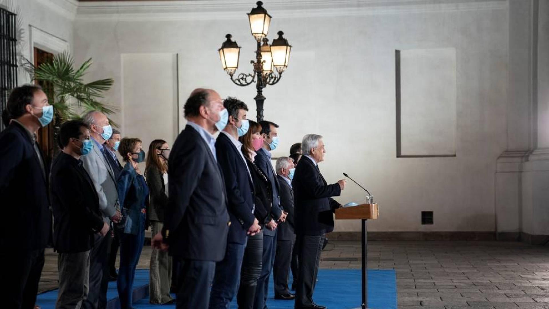 Sebastián Piñera, durante una rueda de prensa en el Palacio de la Moneda, en Santiago (Chile), tras conocer los resultados parciales de la elección de los 155 convencionales que redactarán una nueva Constitución.
