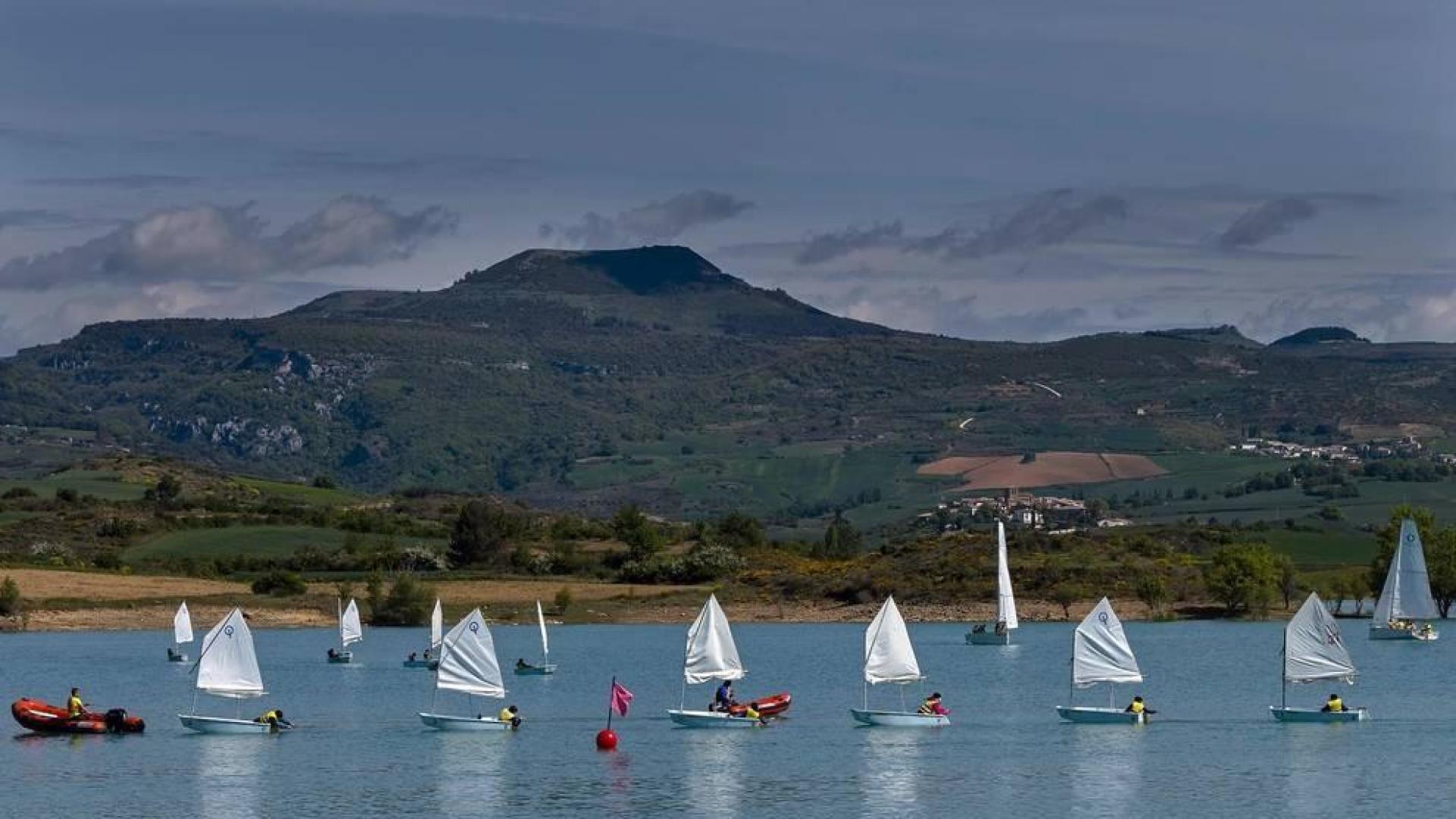 La Semana Azul, entre mascarillas y distancias, permite a 746 escolares de  23 centros educativos navarros participar en la campaña escolar de vela en el embalse de Alloz.