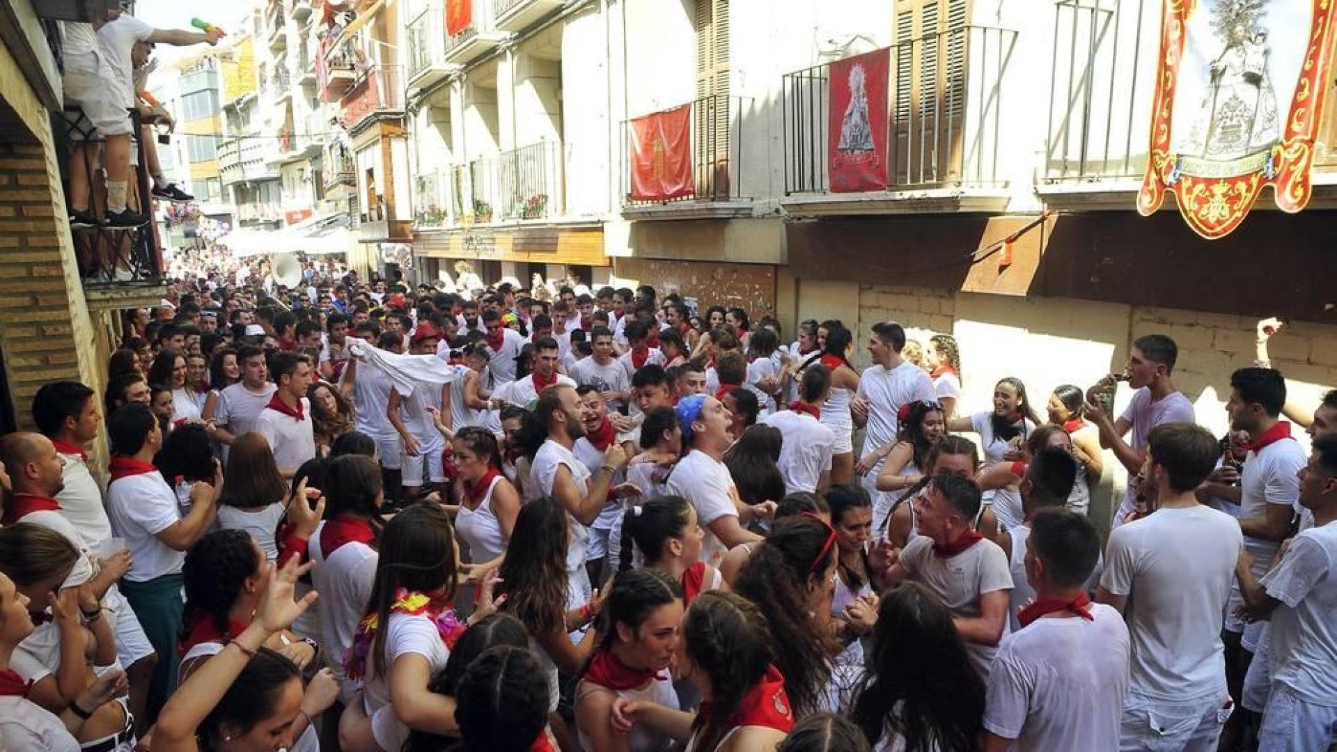 Todas las fotos del cohete de fiestas de Peralta 2019, en el que decenas de vecinos se dieron cita en la plaza de la localidad navarra para dar la bienvenida a nueve días de fiesta en honor a la Virgen de Nieva.