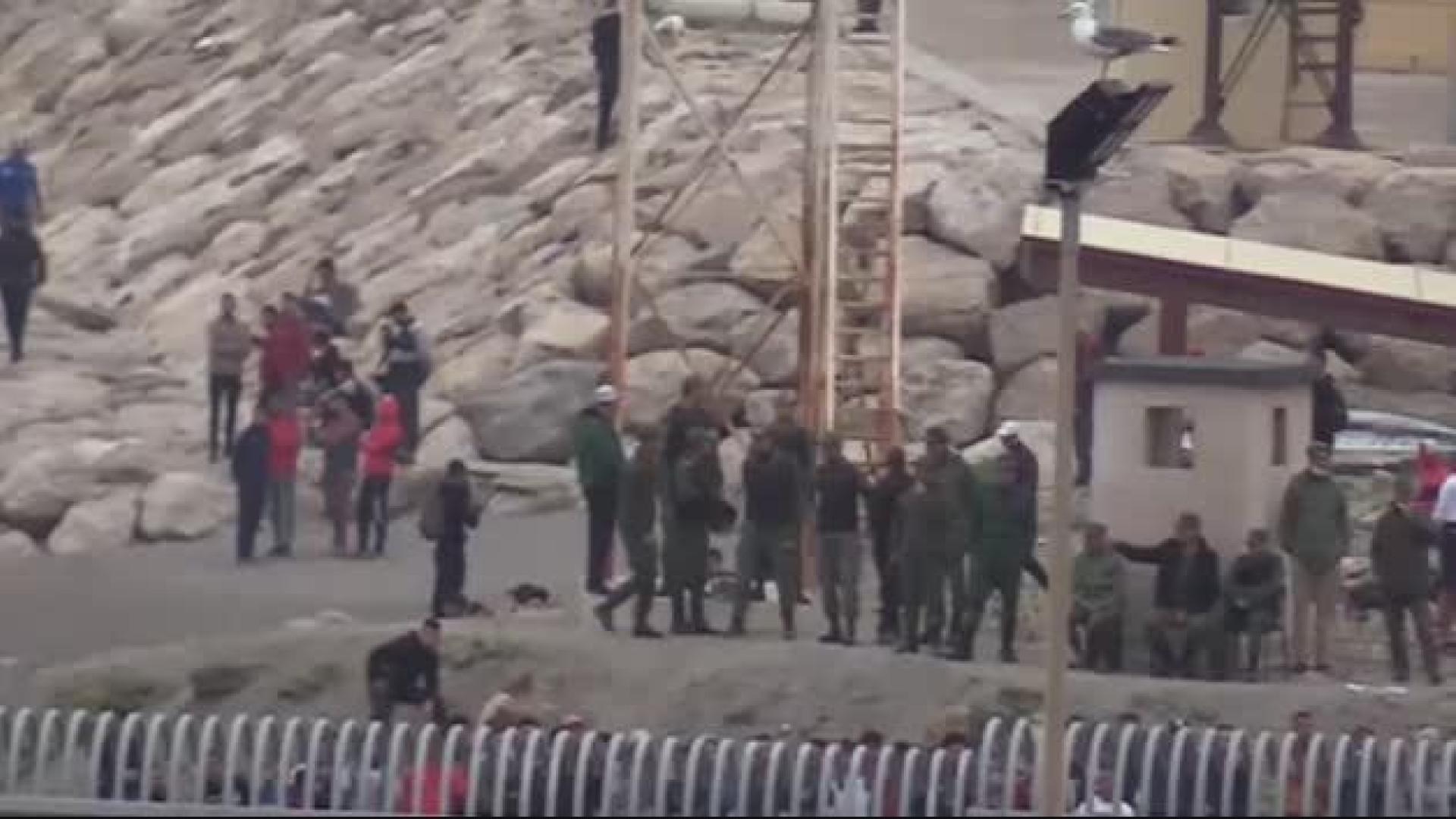 El Ejército se despliega en la playa del Tarajal para intentar controlar la entrada masiva de migrantes en Ceuta