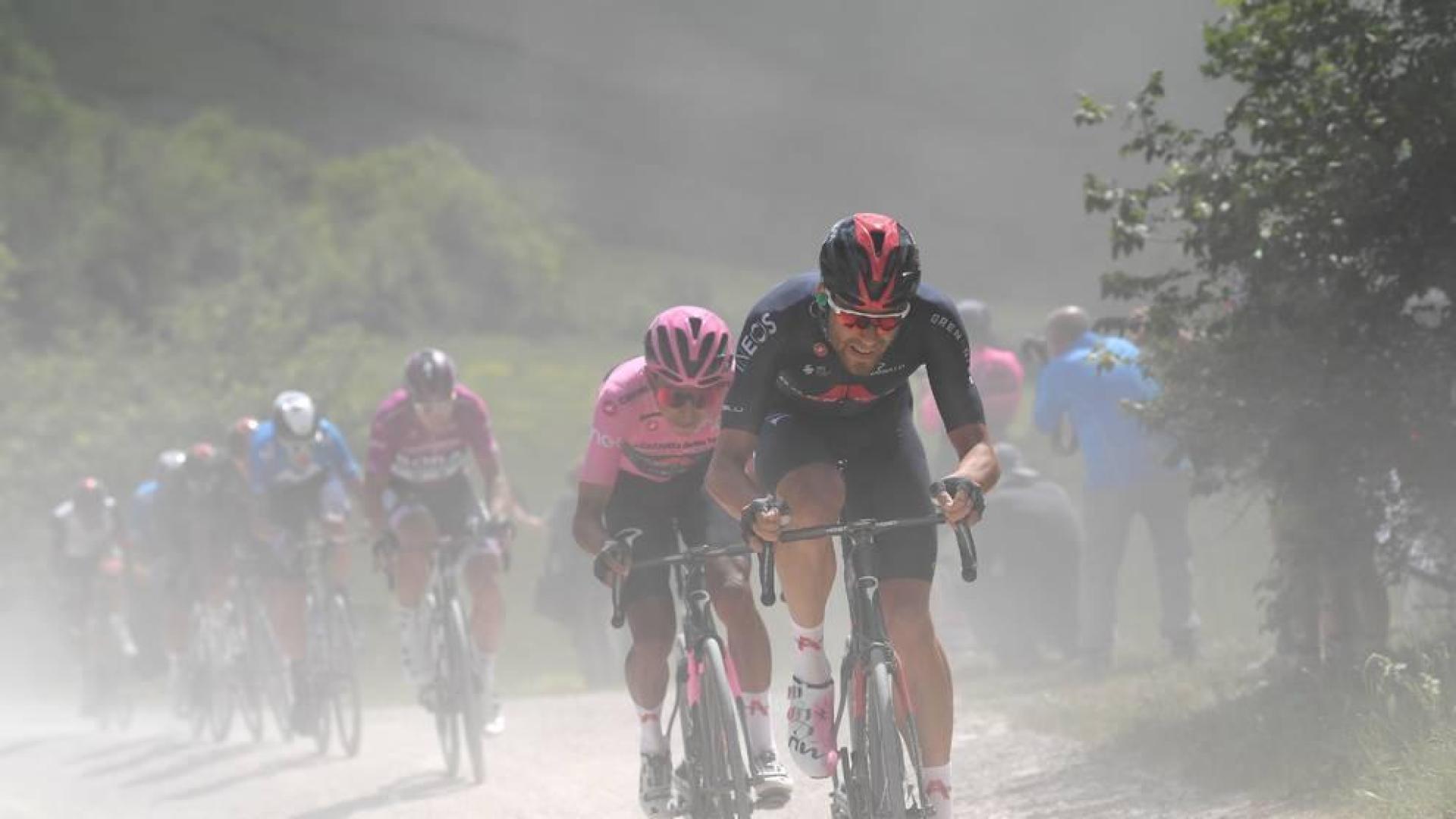 Bernal rompe a Evenepoel en el 'sterrato' en una etapa ganada por Schmid