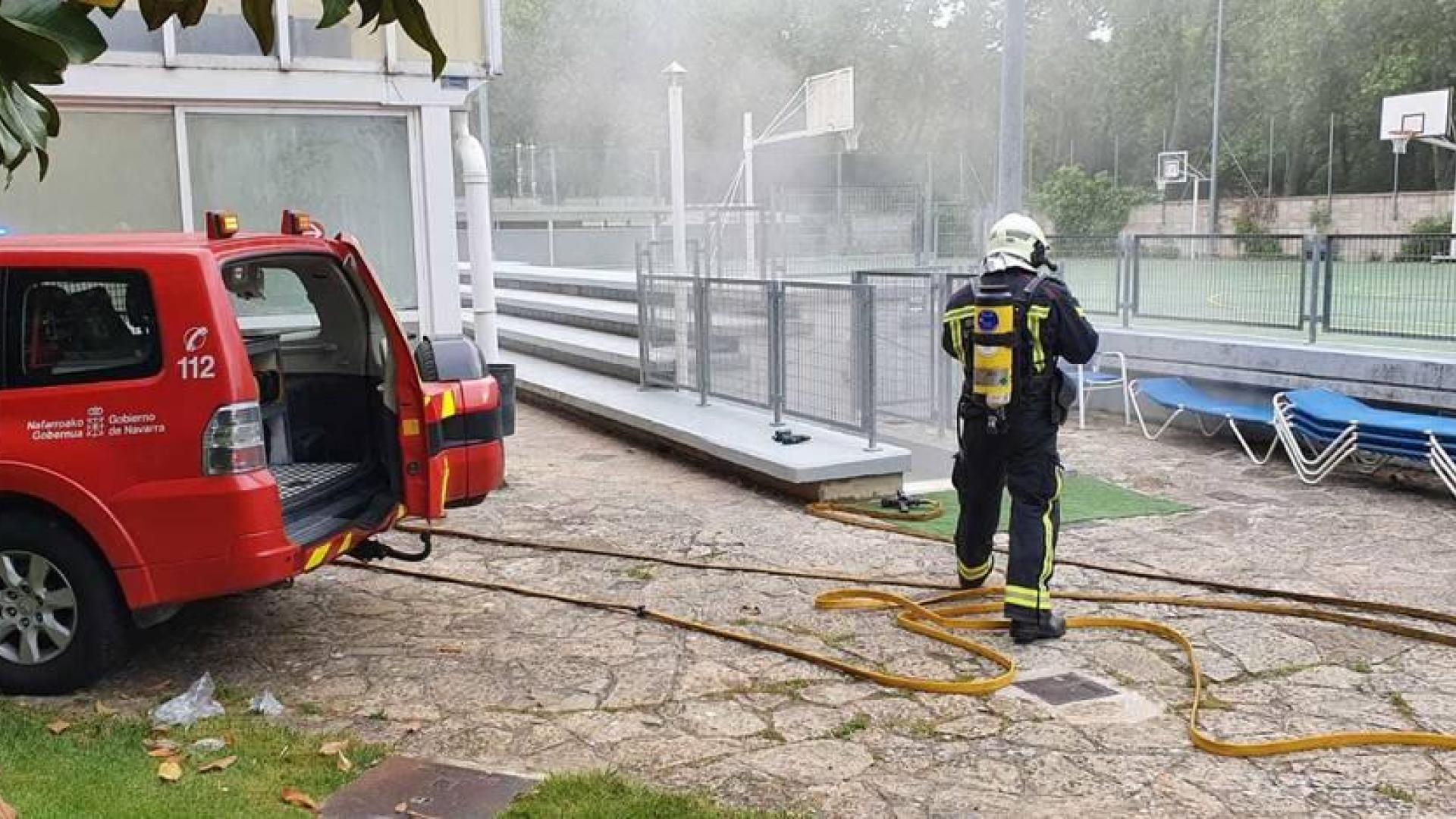 Trasladado un bombero por inhalar humo en un incendio en el Club Larraina