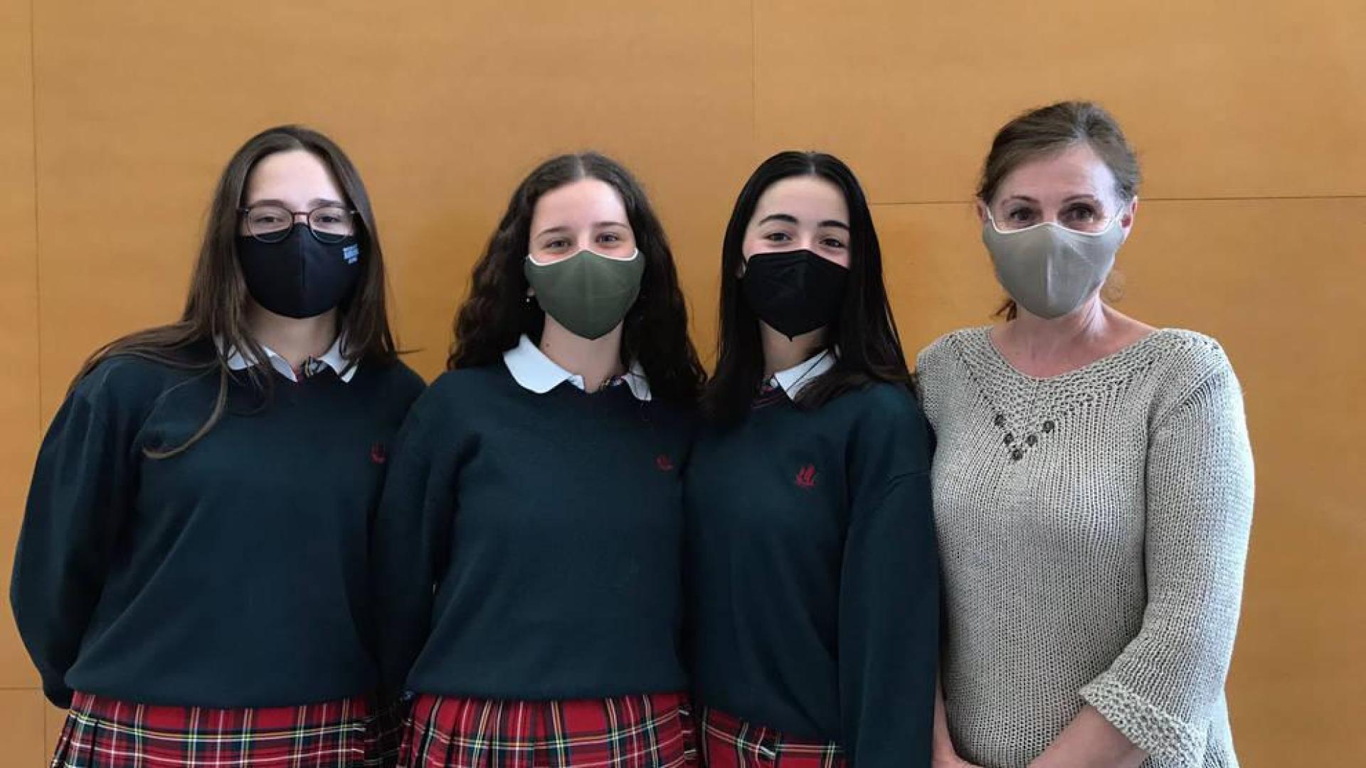 De izquierda a derecha, Loreto Viñeta, Eugenia Moratinos y Sofía Bergasa, ganadoras de la VIII edición del concurso Vidiomas, junto con la profesora Sofía Bergasa.