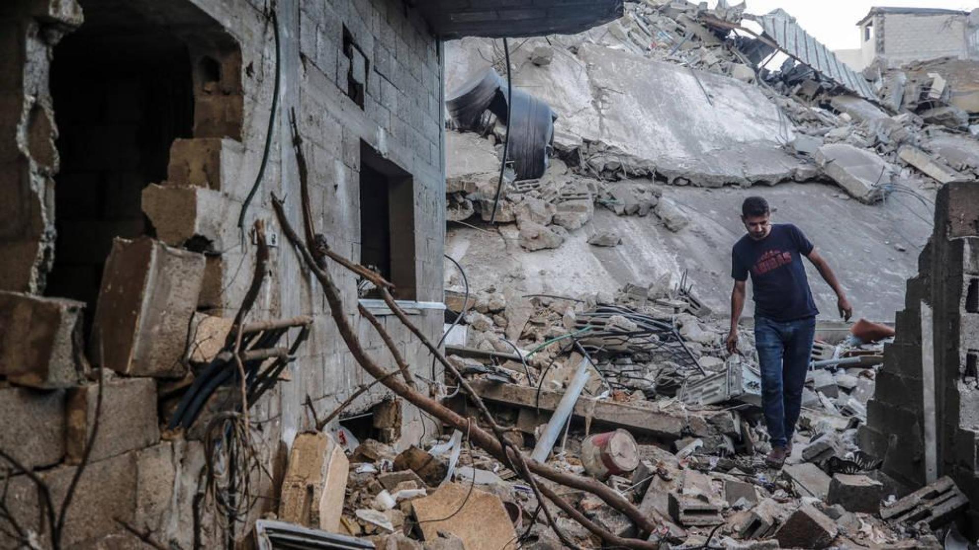 Nueva madrugada de extensos bombardeos israelíes en la Franja de Gaza