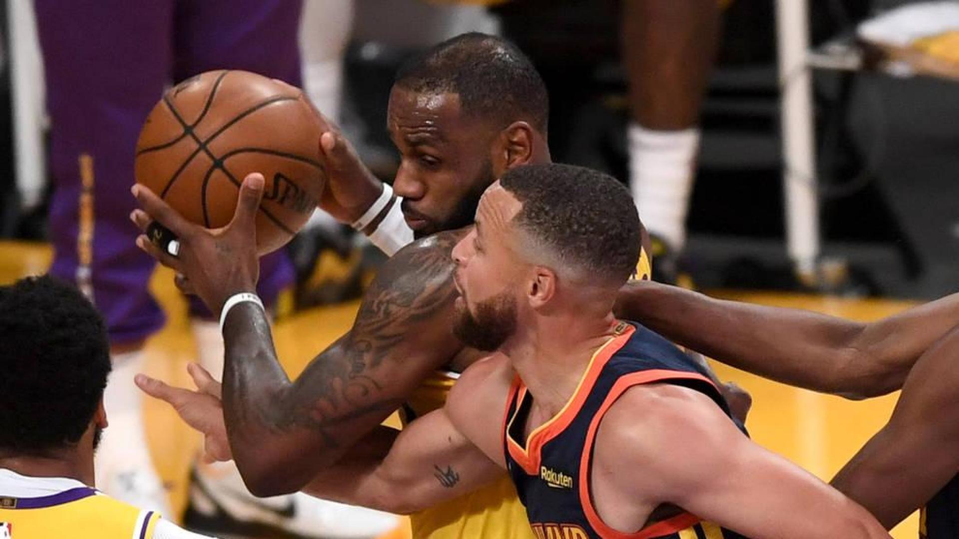 LeBron James guía a los Lakers a los playoff tras vencer a los Warriors