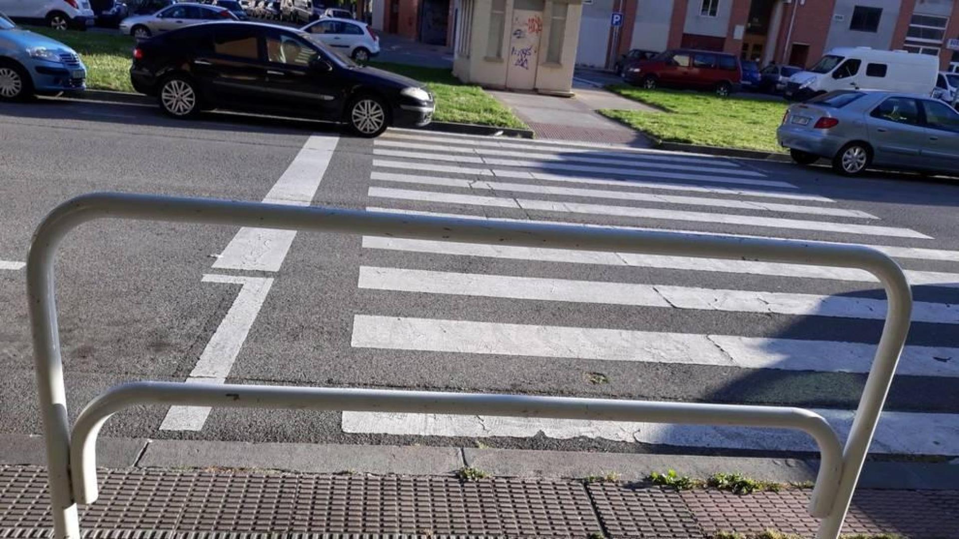 La valla que bloquea un paso peatonal en la Txantrea