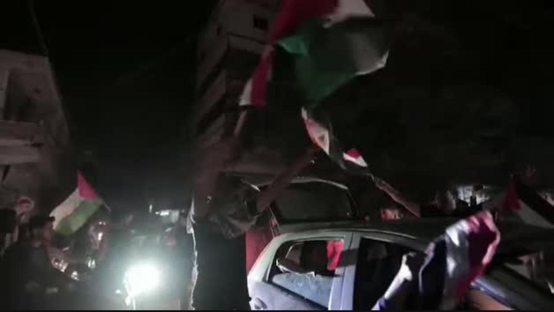 Miles de palestinos celebran en las calles la entrada en vigor del alto el fuego en Gaza