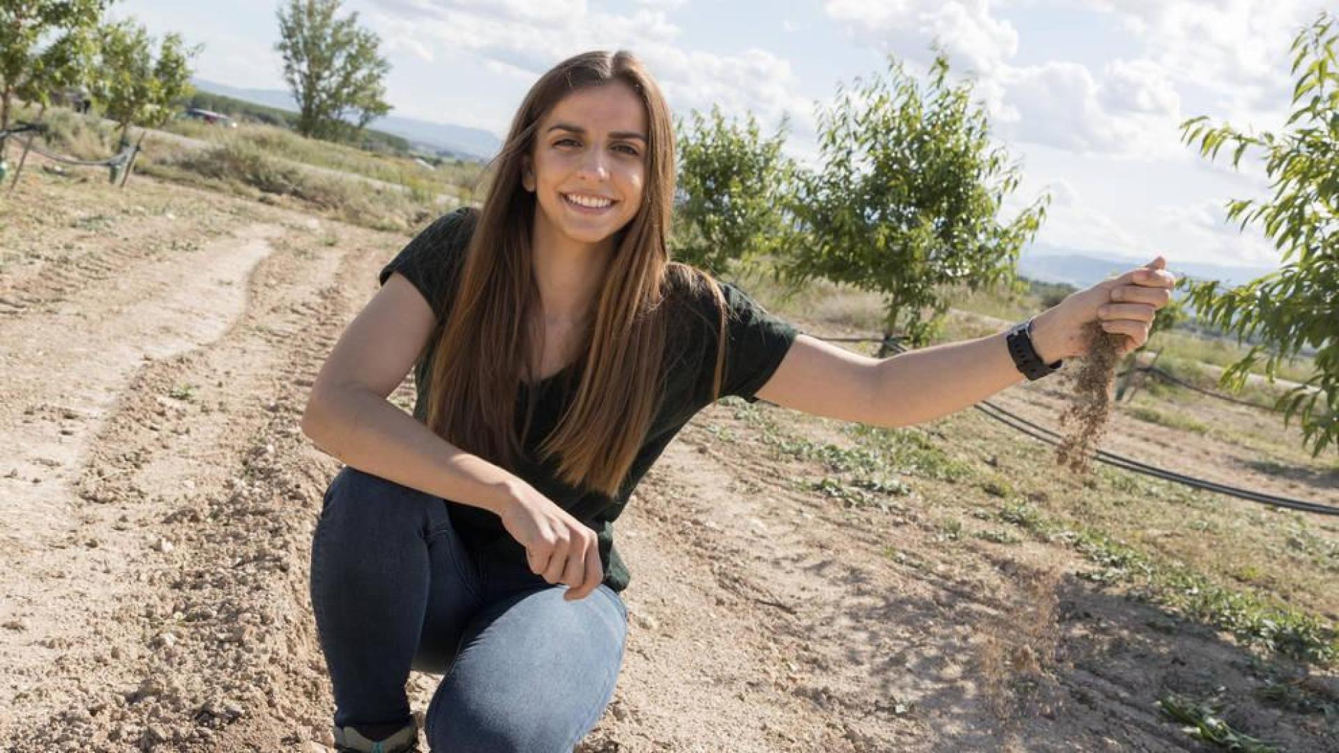Una boticaria feliz entre almendros