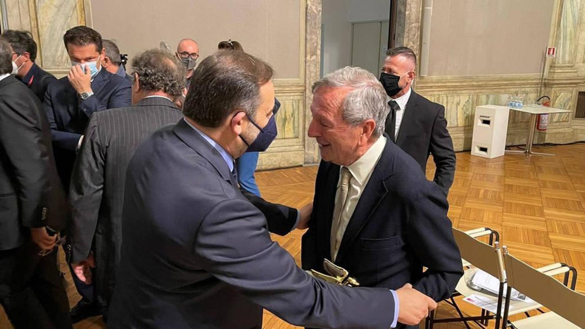 Moneo recibe "emocionado y feliz" el León de Oro a la carrera en Venecia