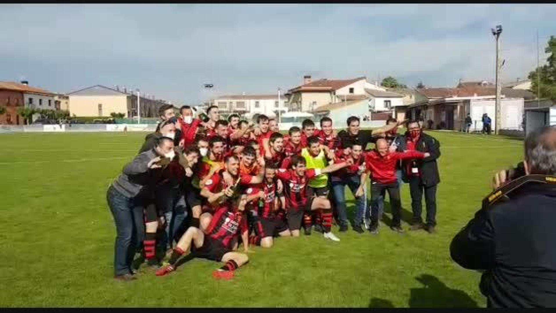 Celebración de los jugadores del Avance tras conseguir el ascenso a Tercera División