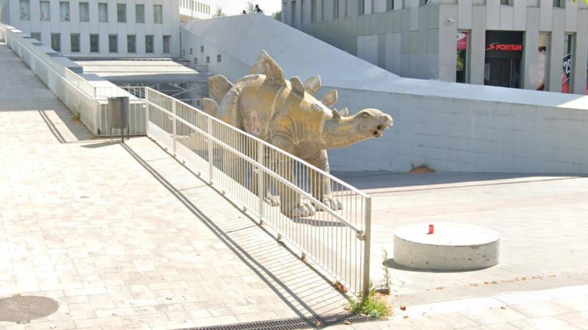 Aparece un cadáver dentro de la estatua de un dinosaurio en Santa Coloma