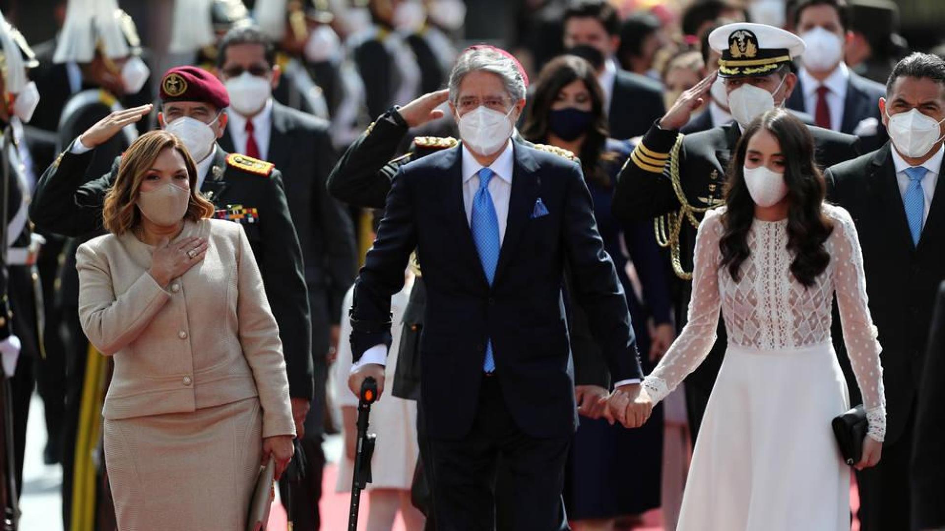 El entrante presidente de Ecuador, Guillermo Lasso, acompañado de su familia, llega para la ceremonia de su investidura ante la Asamblea Nacional.