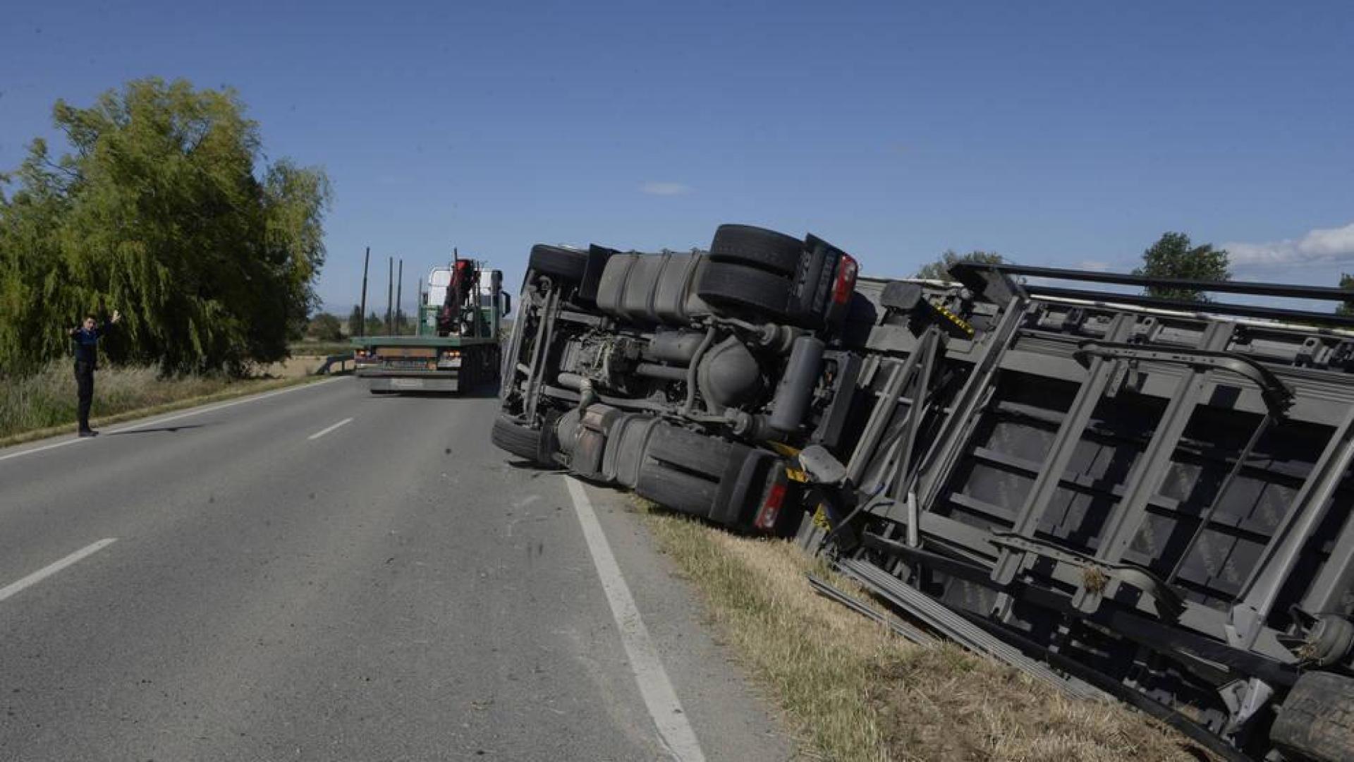 Ileso el conductor de un camión tras volcar en la NA-115, en Tafalla