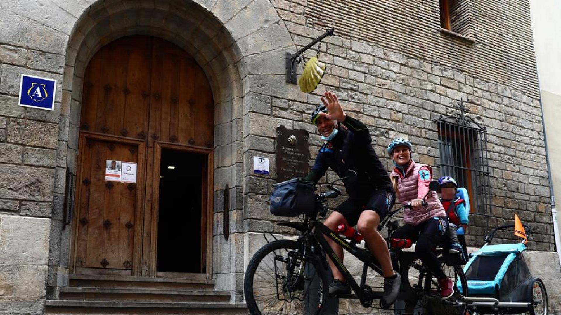 Gorka Burguete, su mujer Nerea García y su hijo Marco Burguete García tras recoger la credencial para comenzar el Camino de Santiago.
