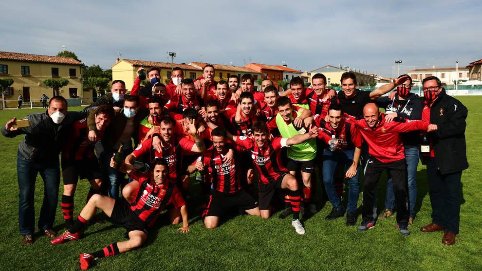 Plantilla, cuerpo técnico y directiva del Avance se fotografiaron en el césped de Gazolaz en Obanos tras conseguir su ascenso a Tercera División.