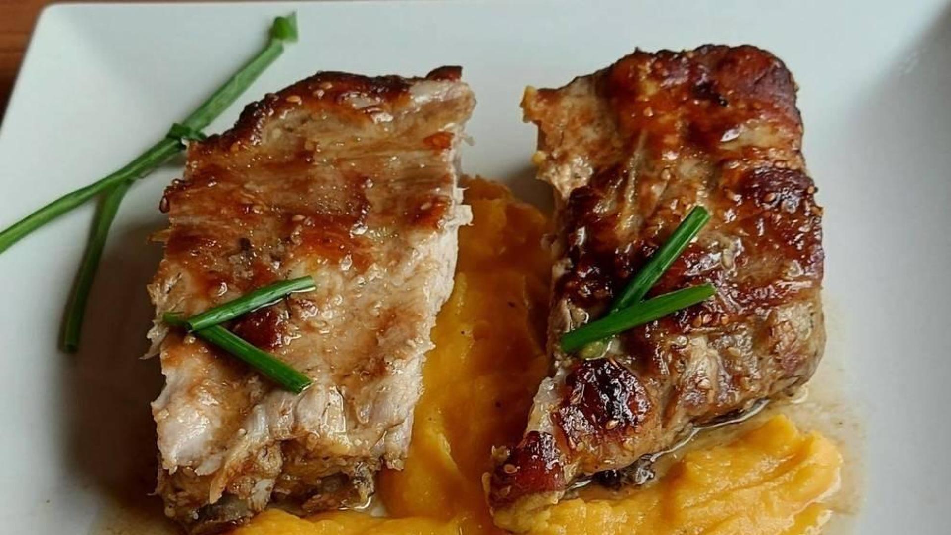 Receta de costilla de cerdo marinada en salsa barbacoa con puré de patata y boniato