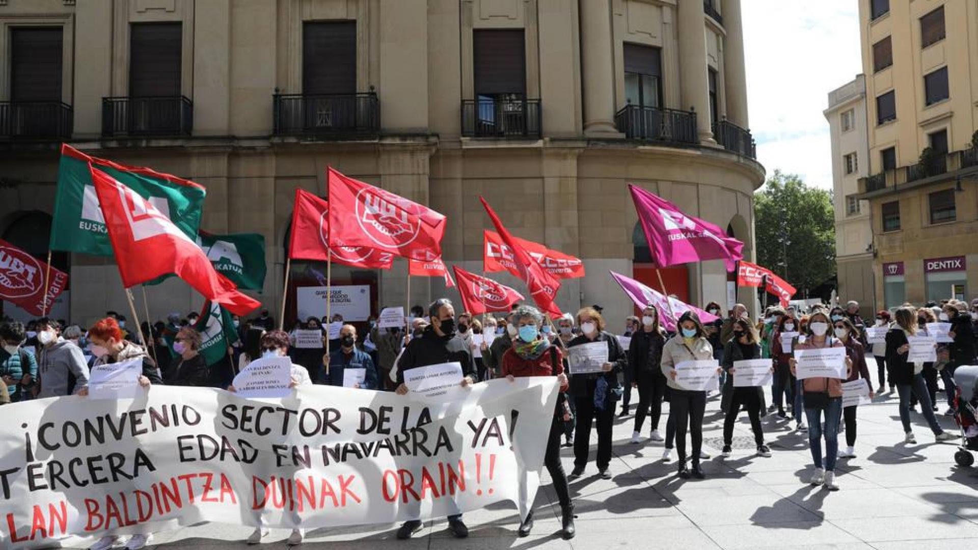 Una concentración, convocada por ELA, UGT, LAB y CCOO, para exigir la negociación del primer convenio sectorial de residencias de la tercera edad.