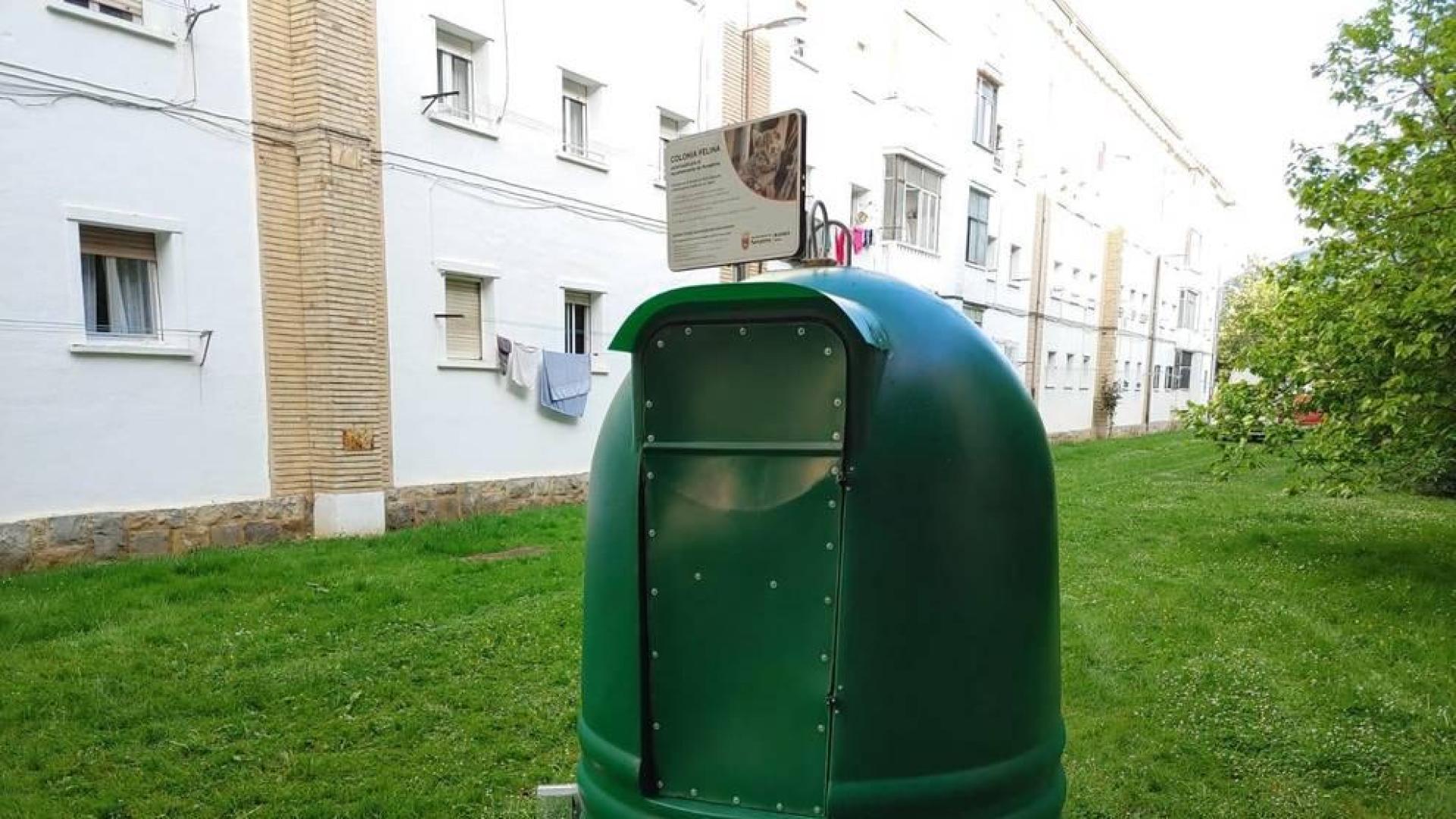 Colocado un segundo iglú en la Txantrea para alimentar y dar cobijo a los gatos