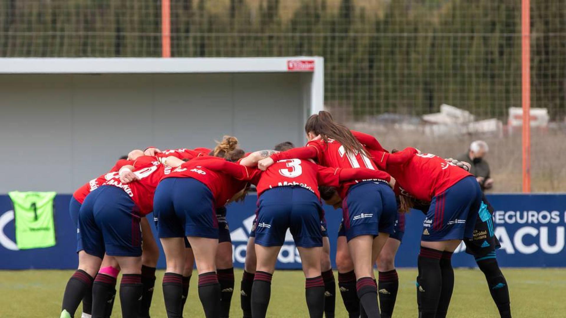 Piña de Osasuna Femenino antes del Osasuna-Racing del pasado 16 de abril en Tajonar. El domingo vuelven a enfrentarse a las cántabras.