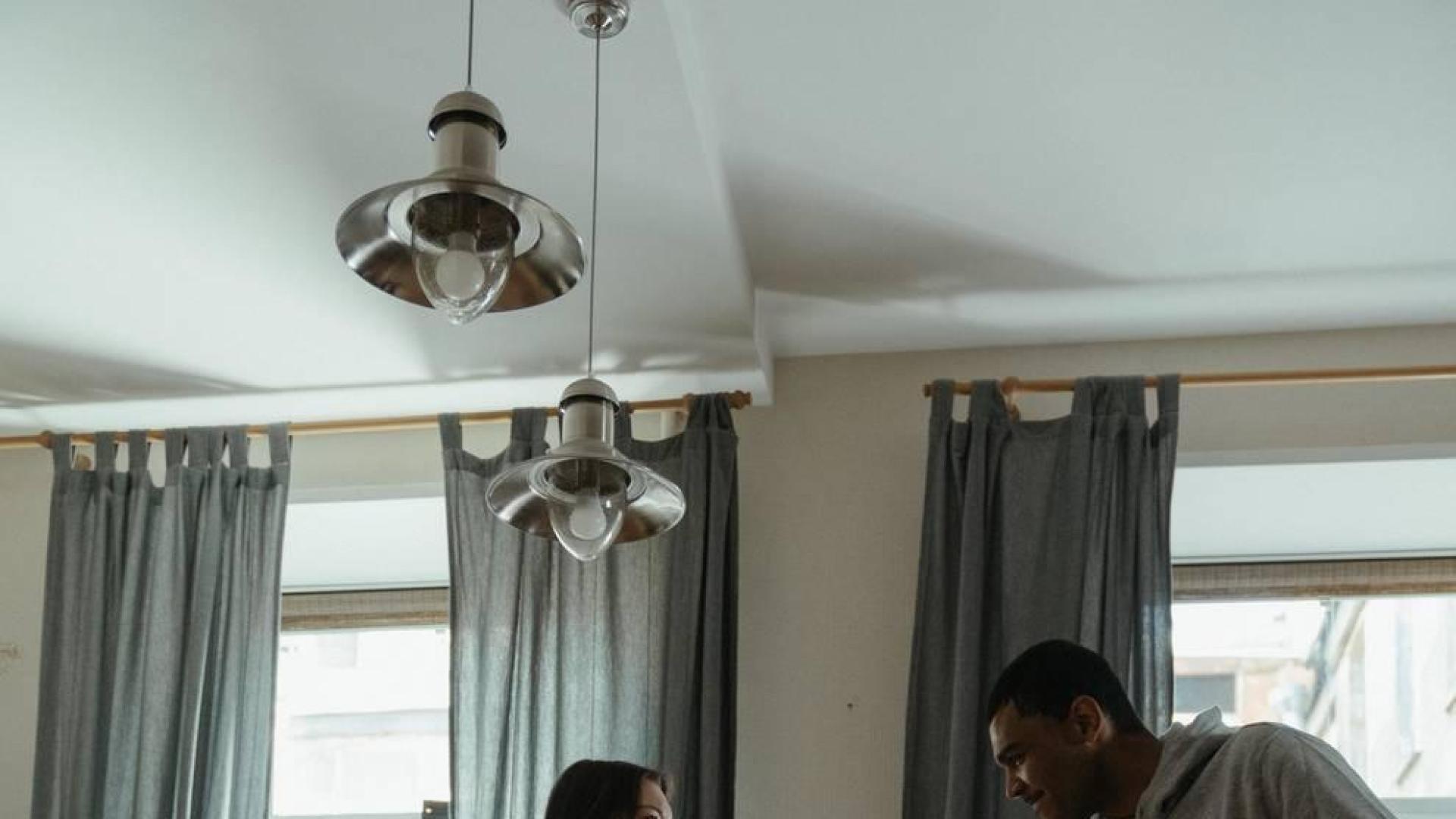 Fotografía de pareja bailando en un piso.