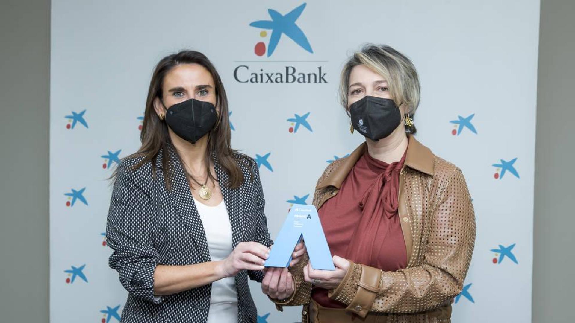 Momento de la entrega del premio que ha corrido Margarita Cervantes(a la dcha.), a cargo de la directora territorial Ebro de CaixaBank, Isabel Moreno (a la izq.)