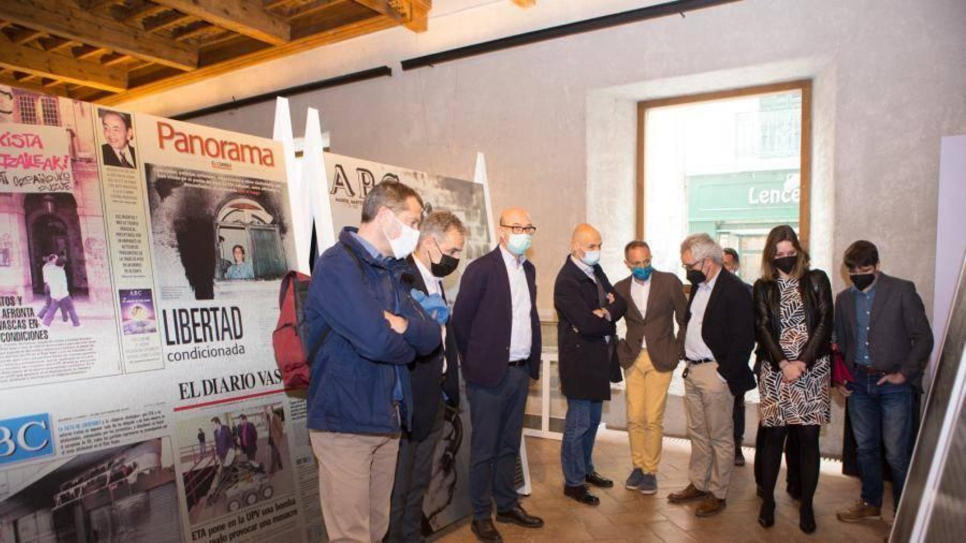 Los parlamentarios visitan la exposición 'El terror a portada. 60 años de terrorismo en España'