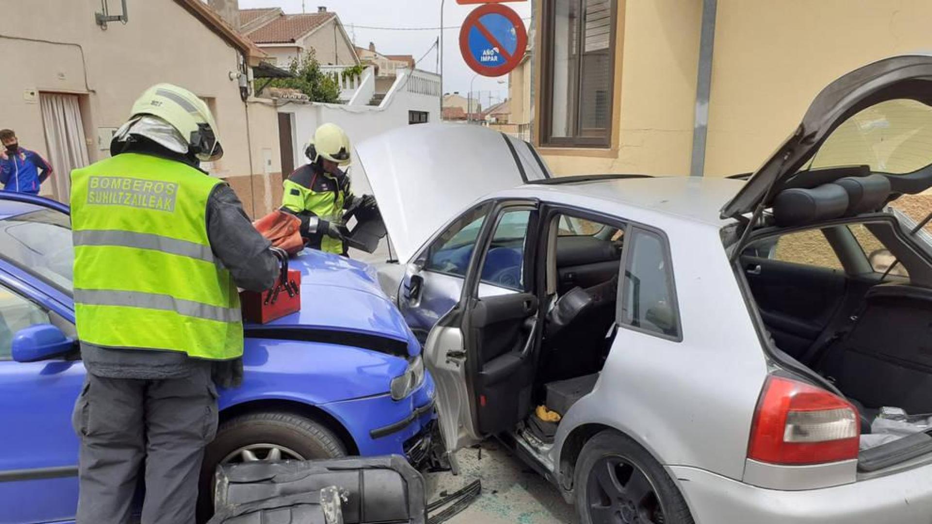Los bomberos desatrapan a un herido en un accidente en el casco urbano de Cintruénigo