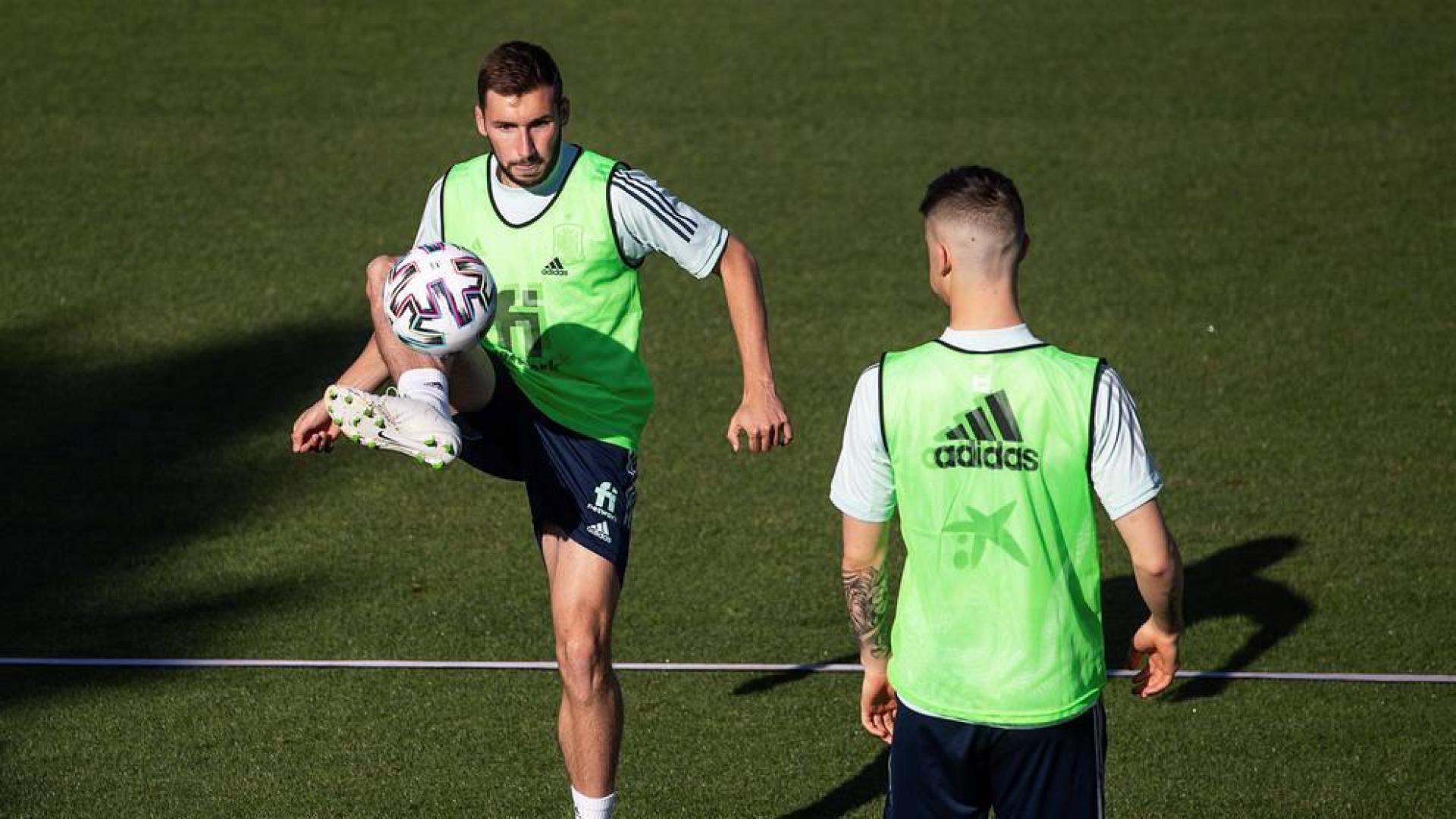 La sub-21 retrasa al sábado su viaje por el positivo de un jugador
