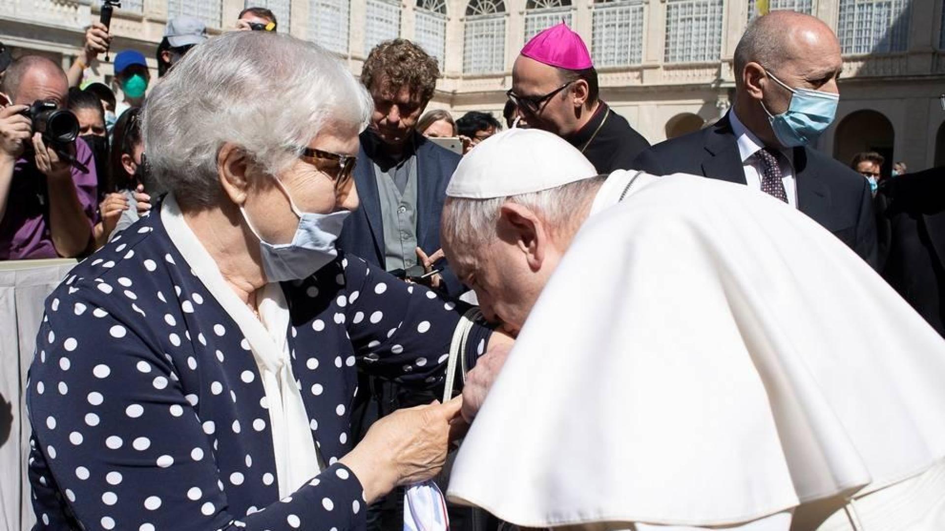 El Papa besa el número tatuado en el brazo a una sobreviviente del Holocausto