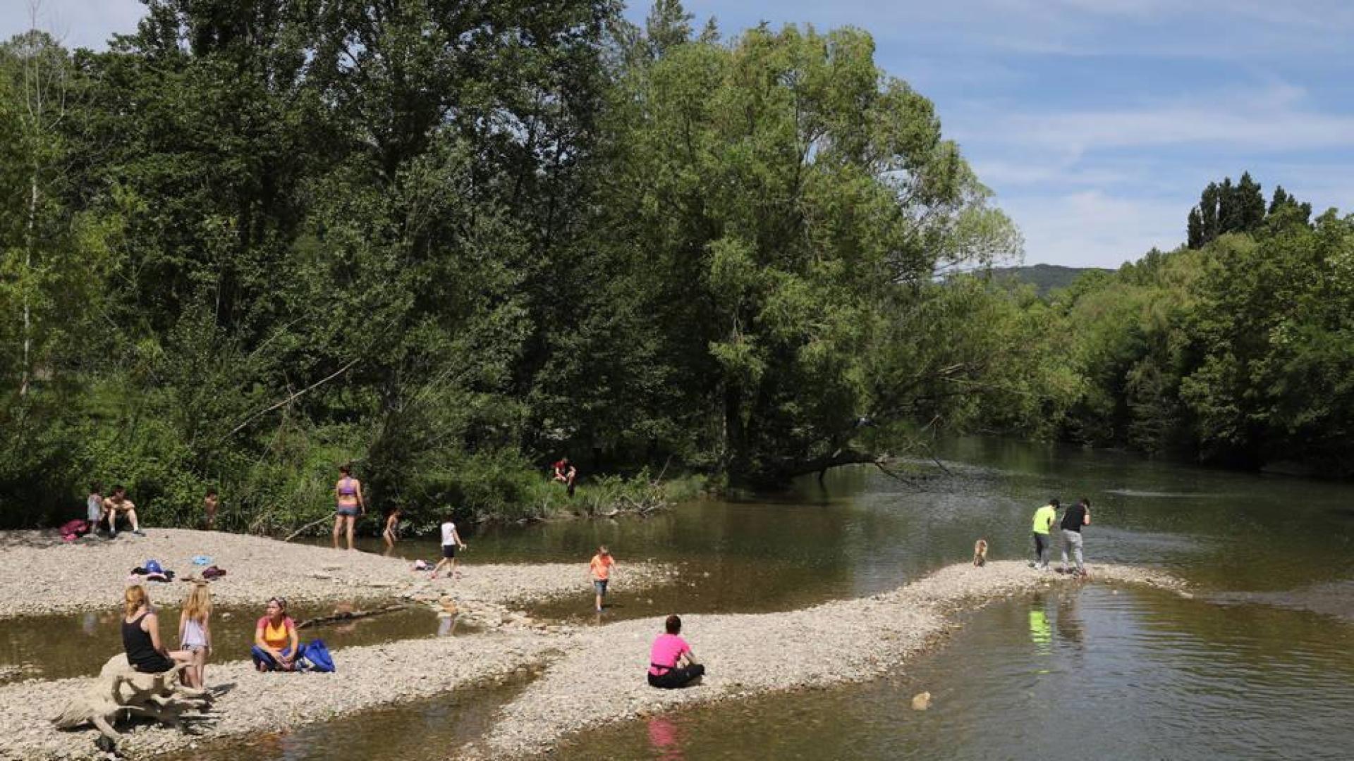 Las orillas del Arga en Pamplona son refugio frente a los primeros calores veraniegos.
