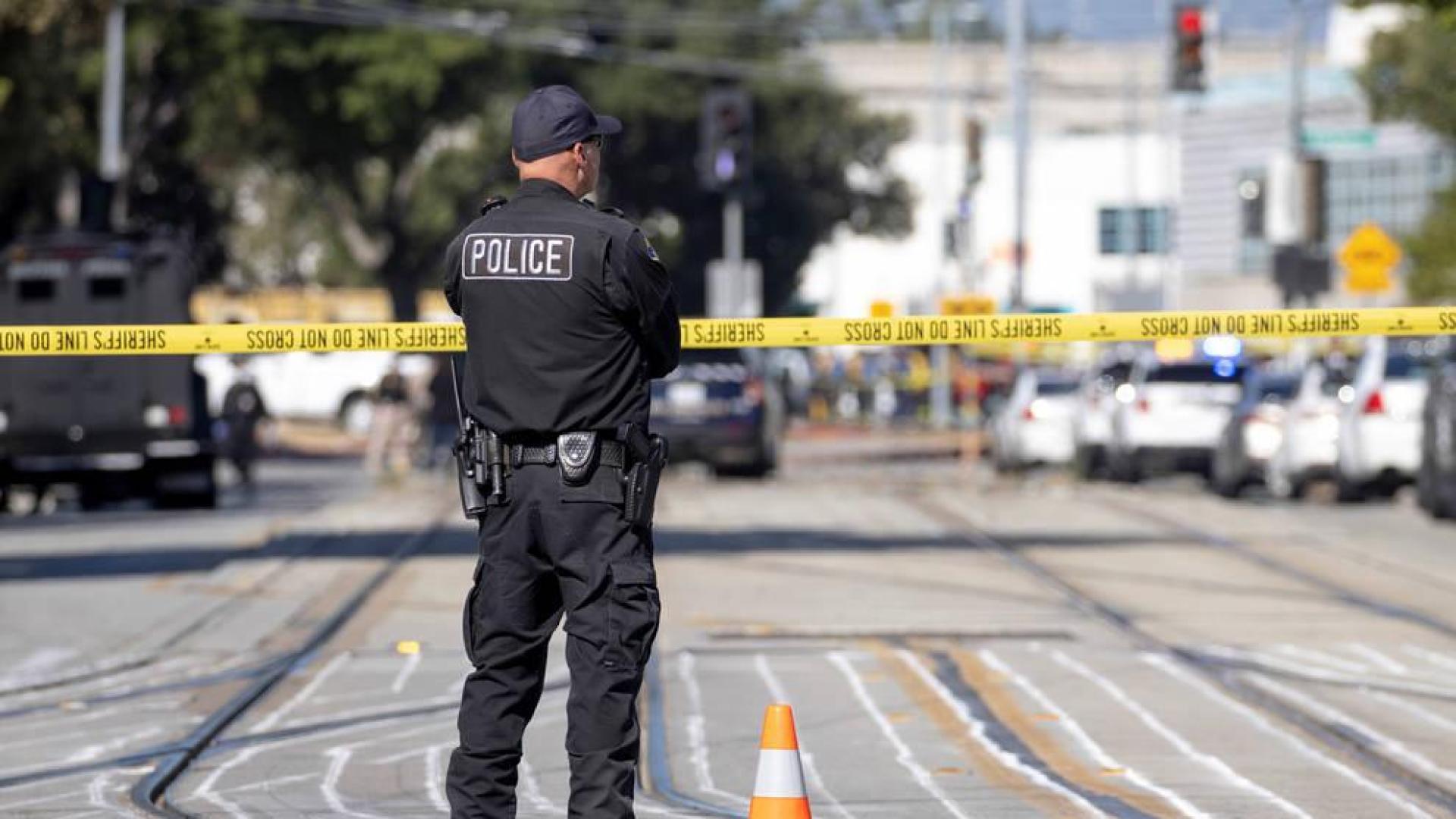 Un policía vigila la zona en la que se ha producido el tiroteo en San José (California).