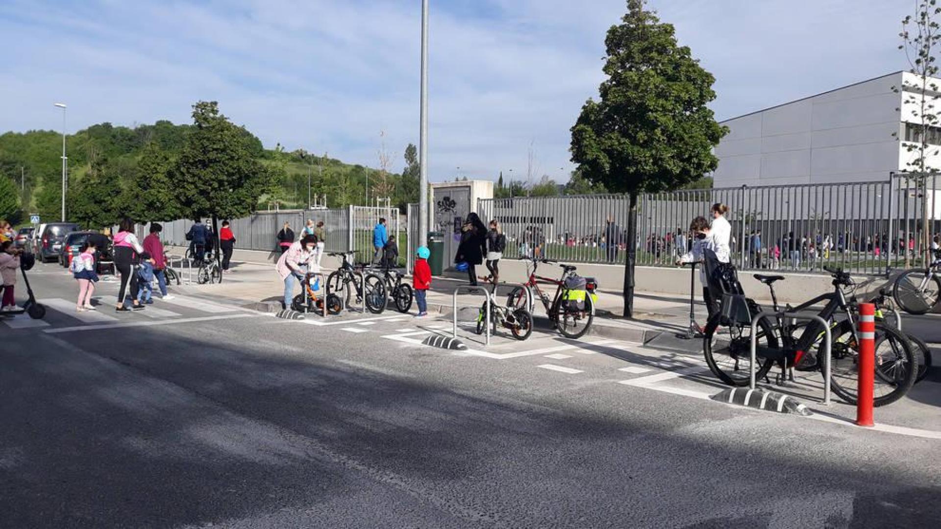 El acceso al C. P. Buztintxuri, más seguro tras los trabajos realizados en los pasos de peatones