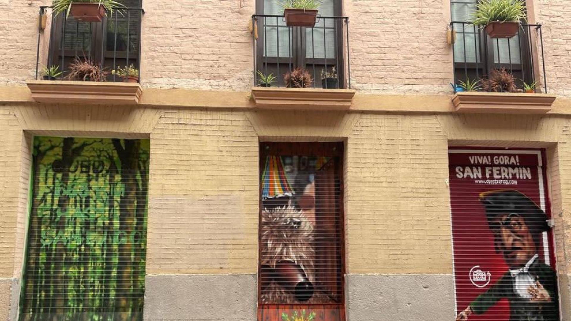 El Camino de Santiago, los joaldunak y la comparsa, frente al albergue de Jesús y María