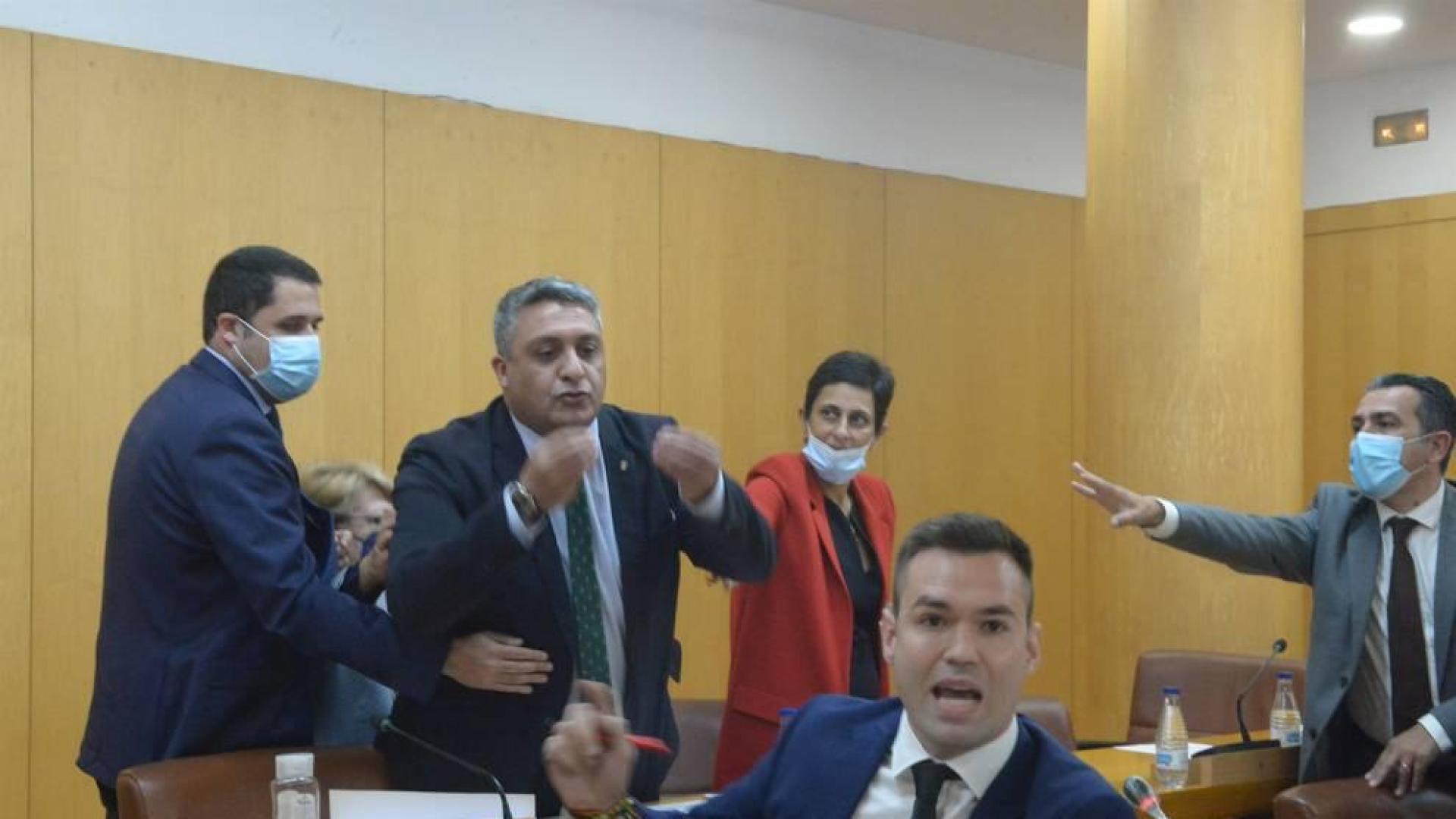 Un momento del pleno en Ceuta que tuvo que ser suspendido por el cruce de reproches entre los grupos.