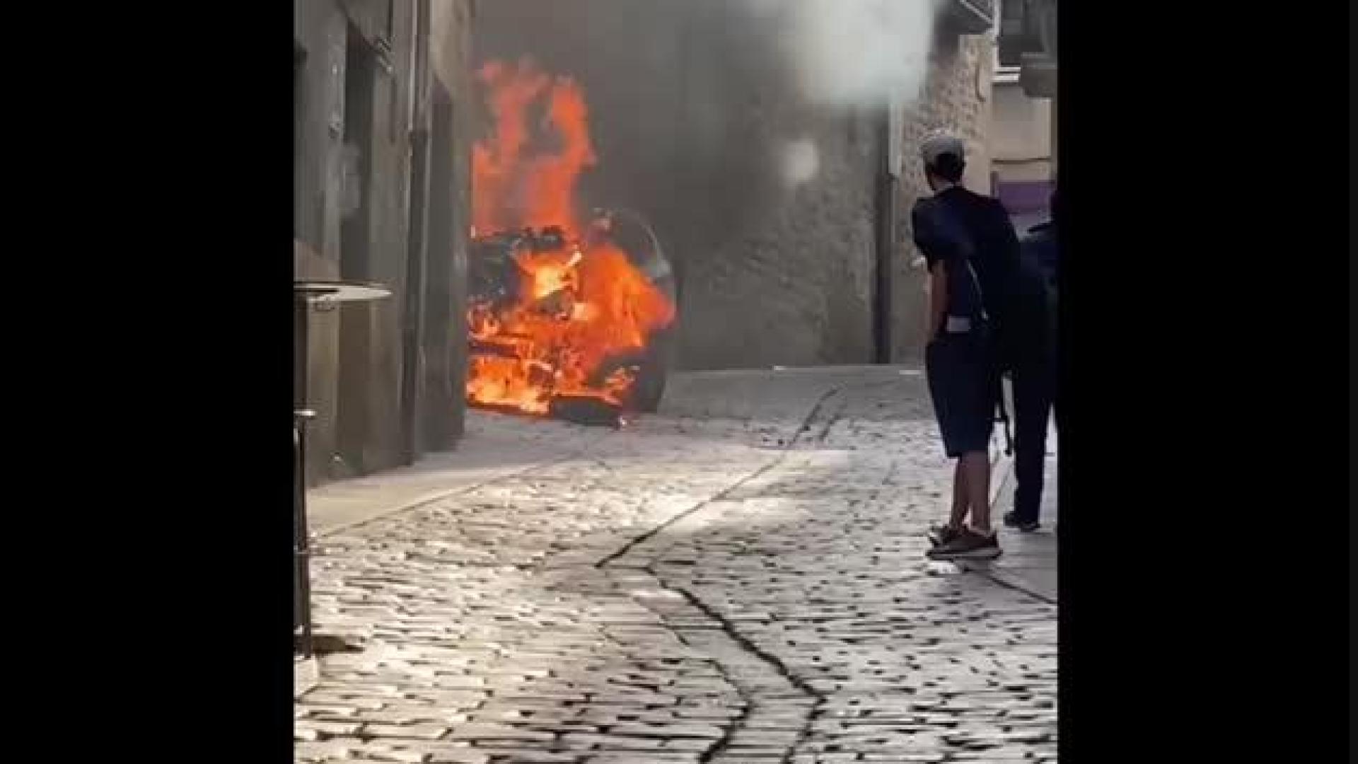 Arde un coche en el centro de Tafalla