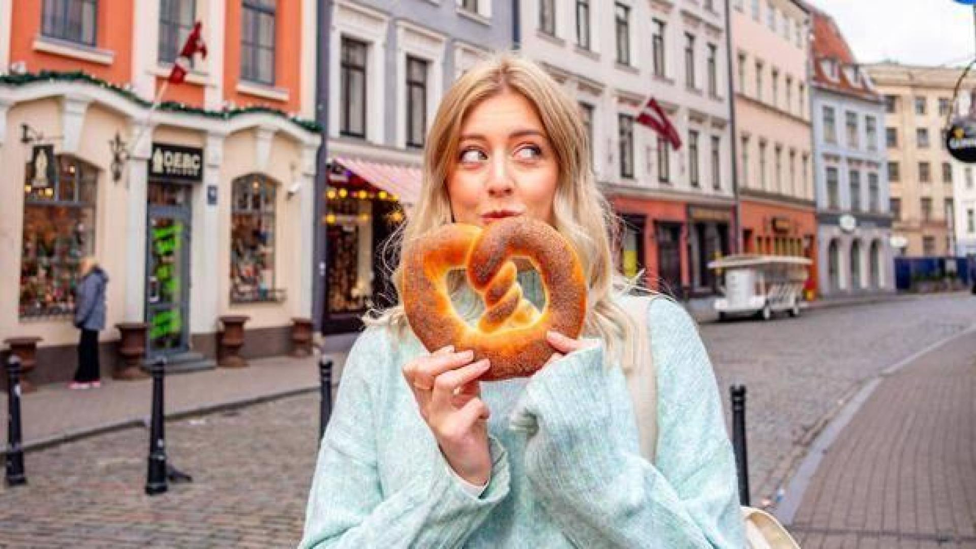 La primera azafata 'youtuber' publica 'Postales desde el aire'