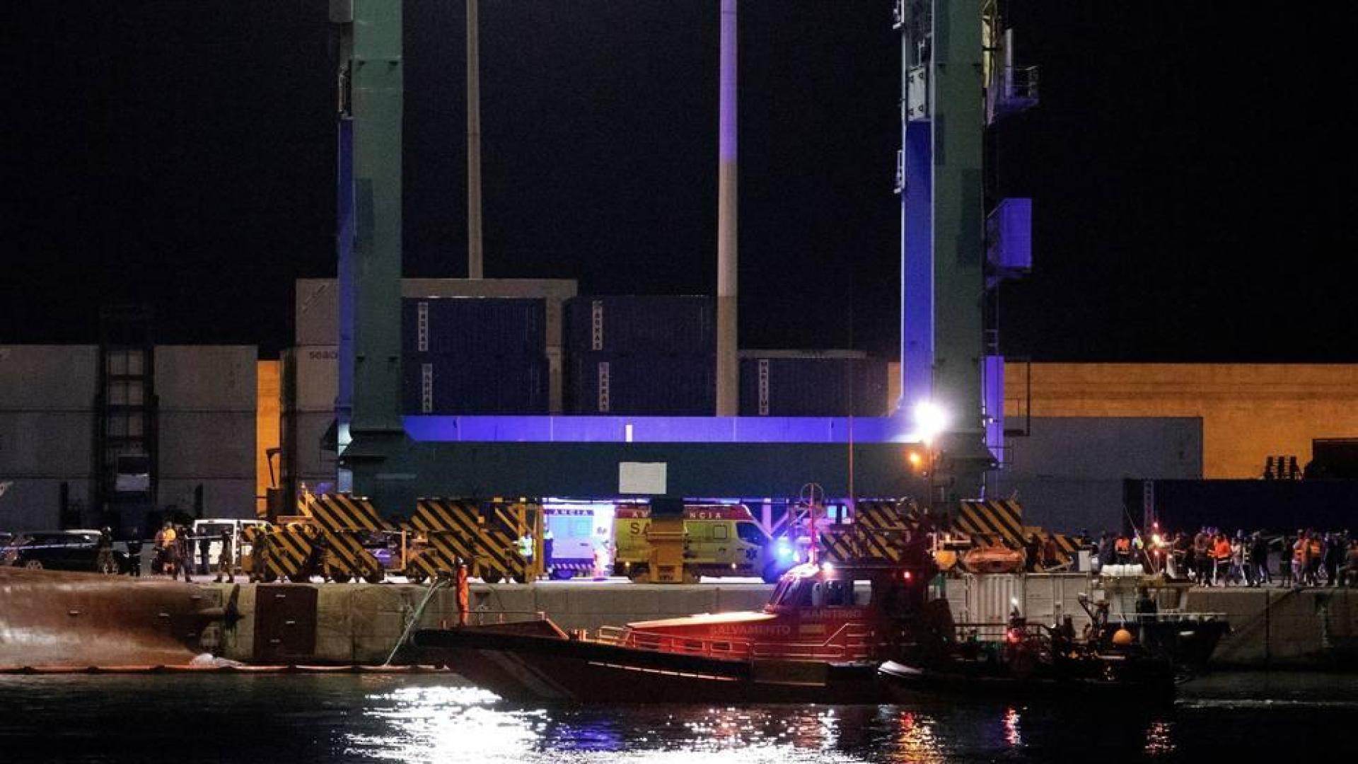 Retoman la búsqueda de los dos desaparecidos al volcar el barco en el Puerto de Castellón