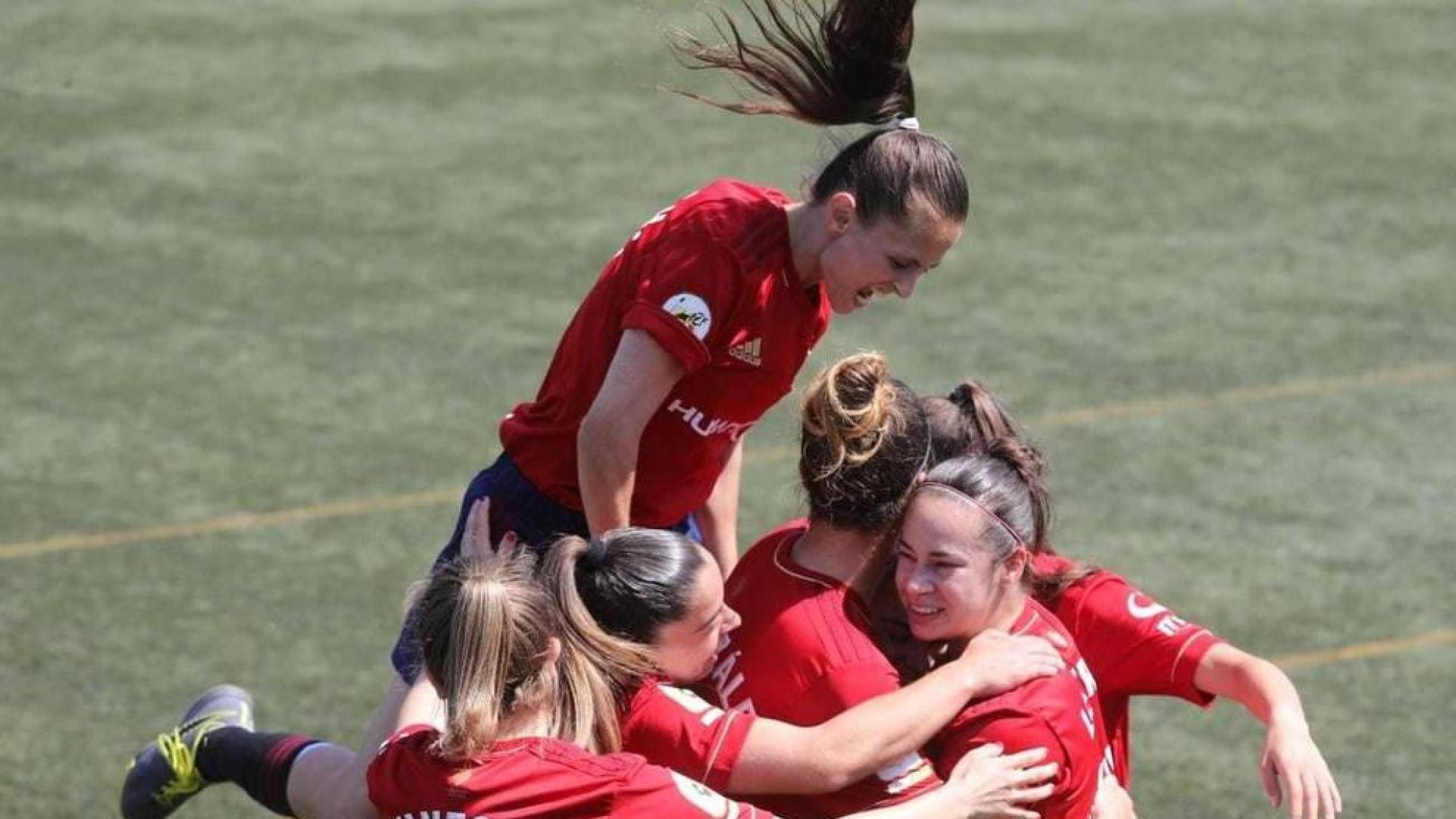 Las jugadoras de Osasuna celebran un gol ante el Racing.