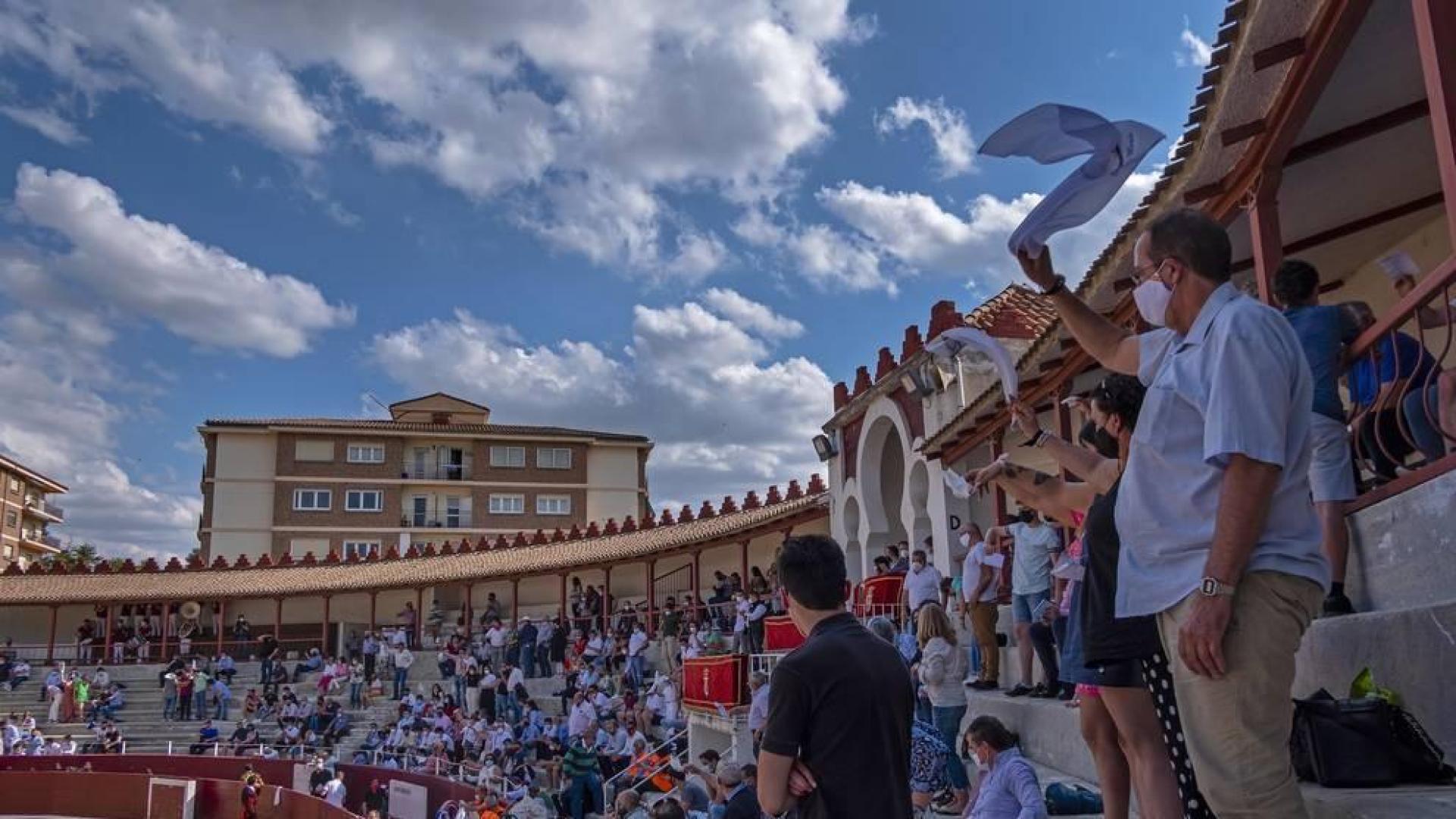 Triunfal novillada en Estella, para toros, toreros y público